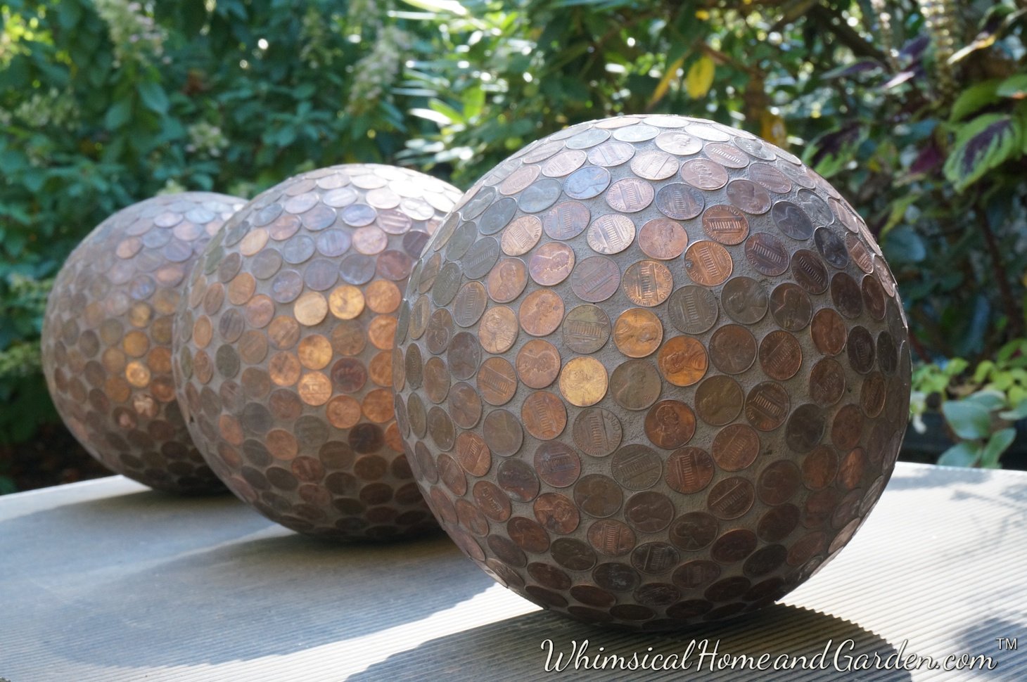 Ball part. Декоративные шары для сада. Декоративный шар для сада. Декоративные шары для ландшафта. Шар в сад из бетона.
