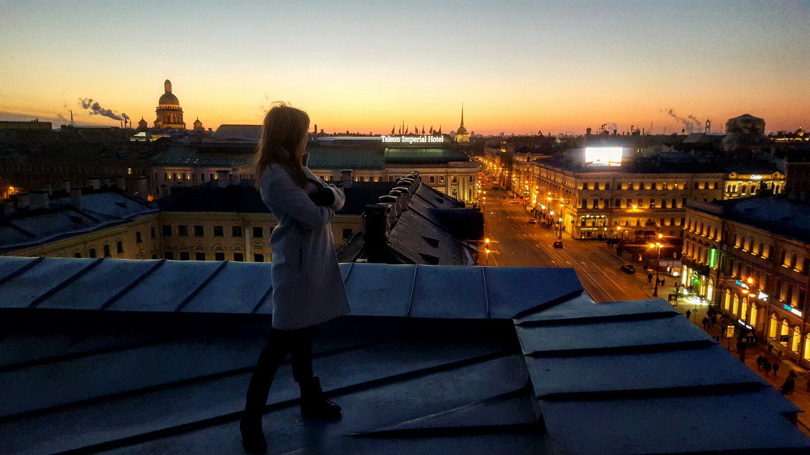 Я тебе пою с крыши. Питерские крыши ночью. Фотосессия на крыше. Девушка в ночном Питере. Девушка на крыше Питера.