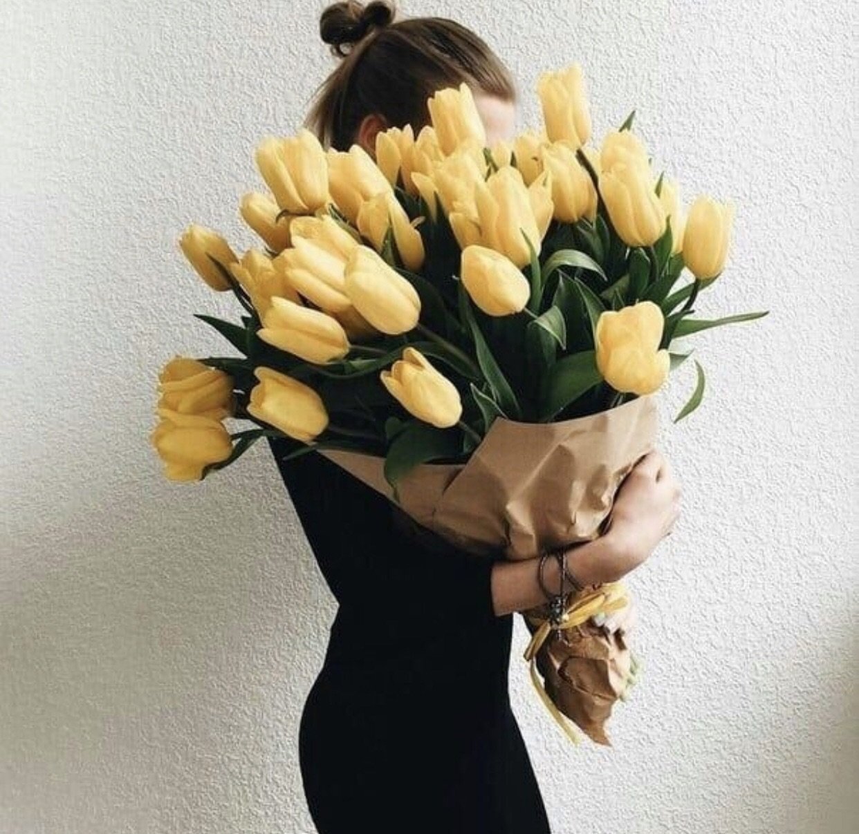Девушка с букетом тюльпанов. Букет тюльпанов. Букет желтых тюльпанов. Тюльпаны в руках.