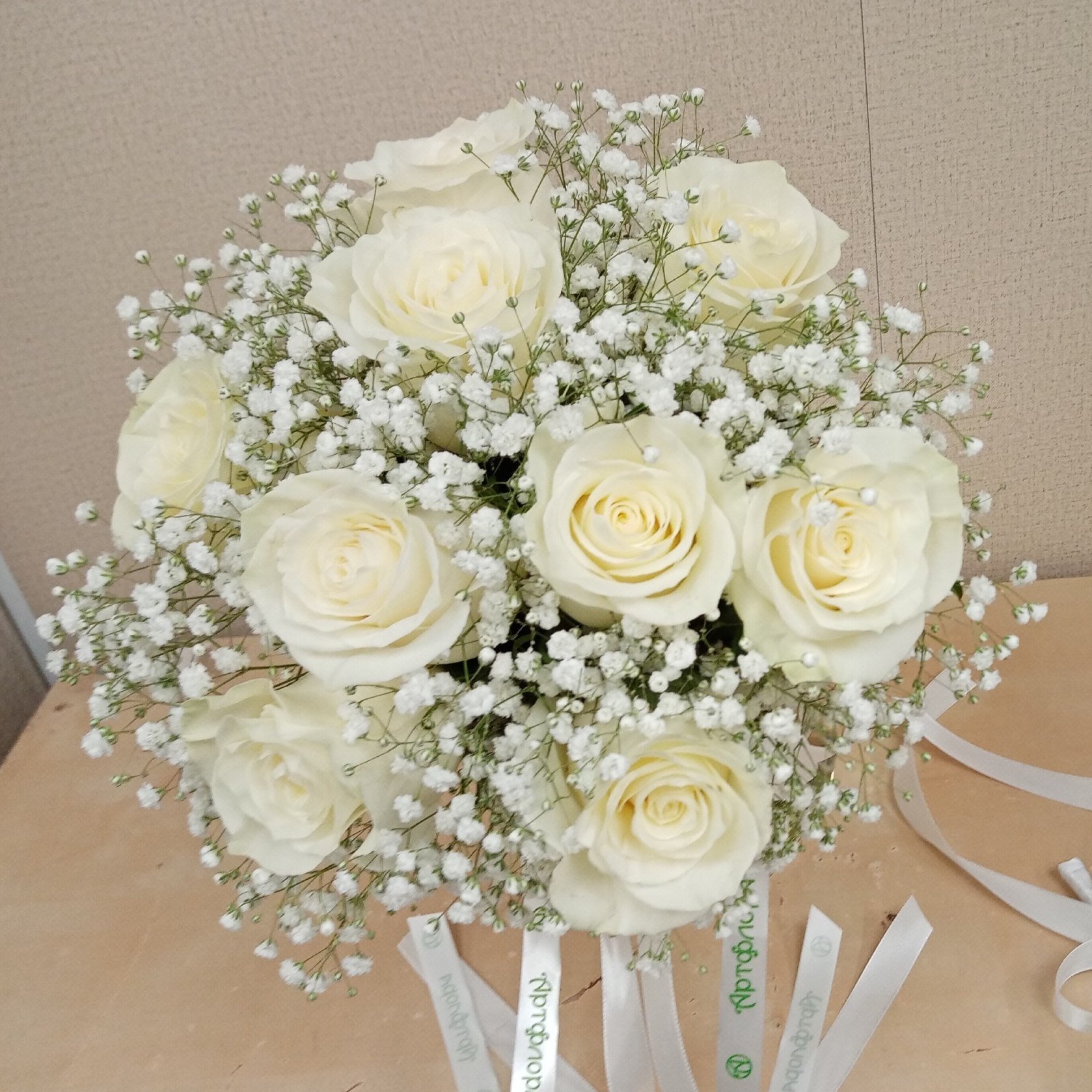Гипсофилы с белыми розами. Белые розы с гипсофилой. Букет из белых роз с гипсофилой. Букет невесты с белыми розами и гипсофилой. Букет невесты из белых роз с гипсофилой.