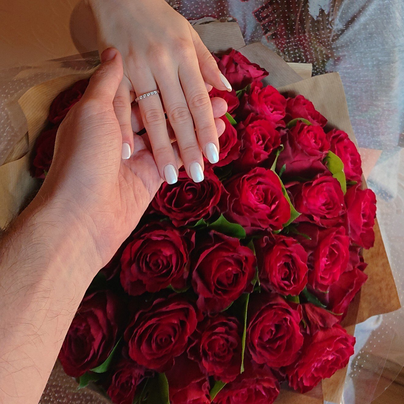 Букет цветов фото реальное в руках. Букет роз в руках. Букетик в руках. Букет цветов с кольцом. Цветы букет в руках.