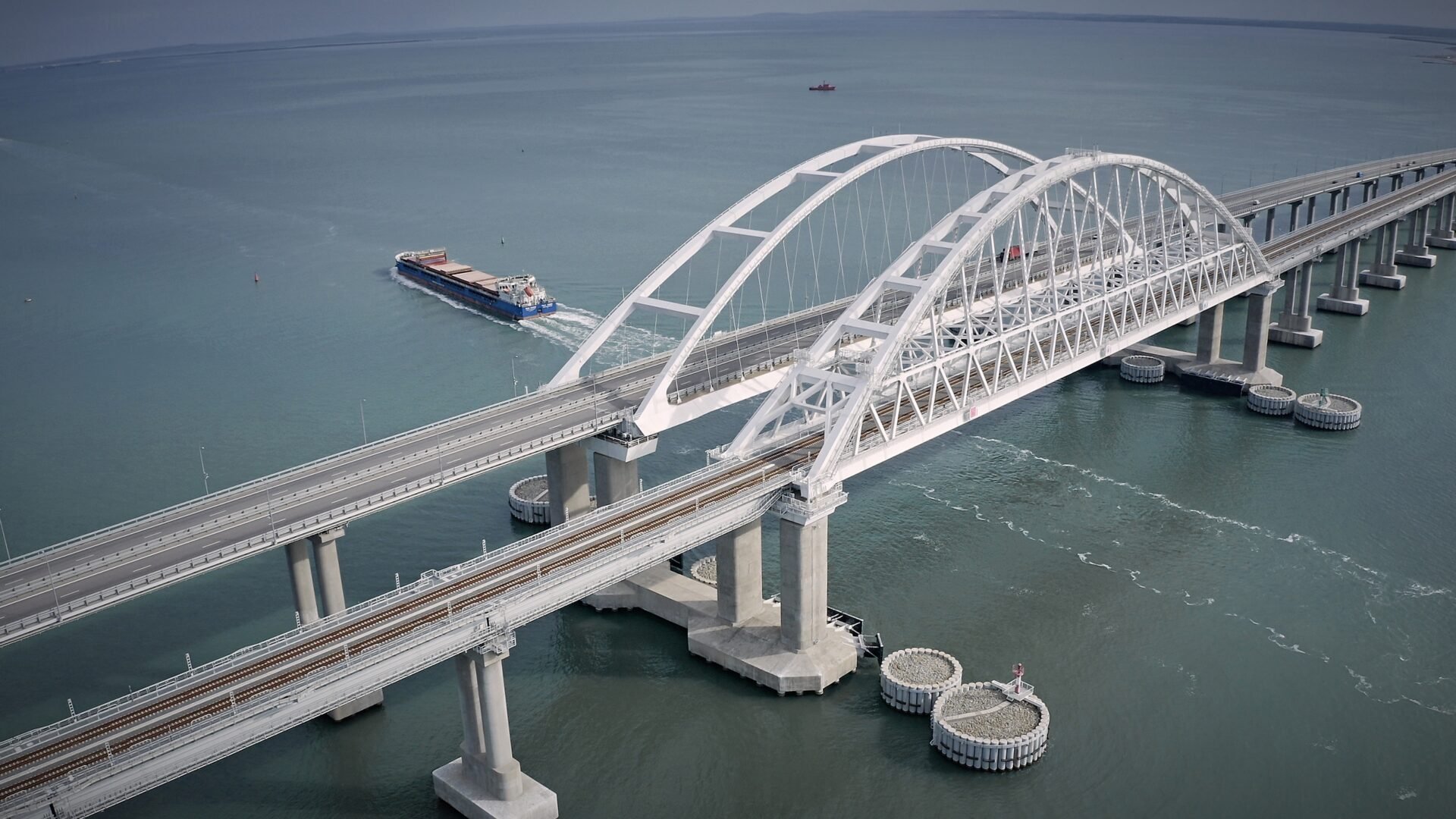 Крымский мост связывает