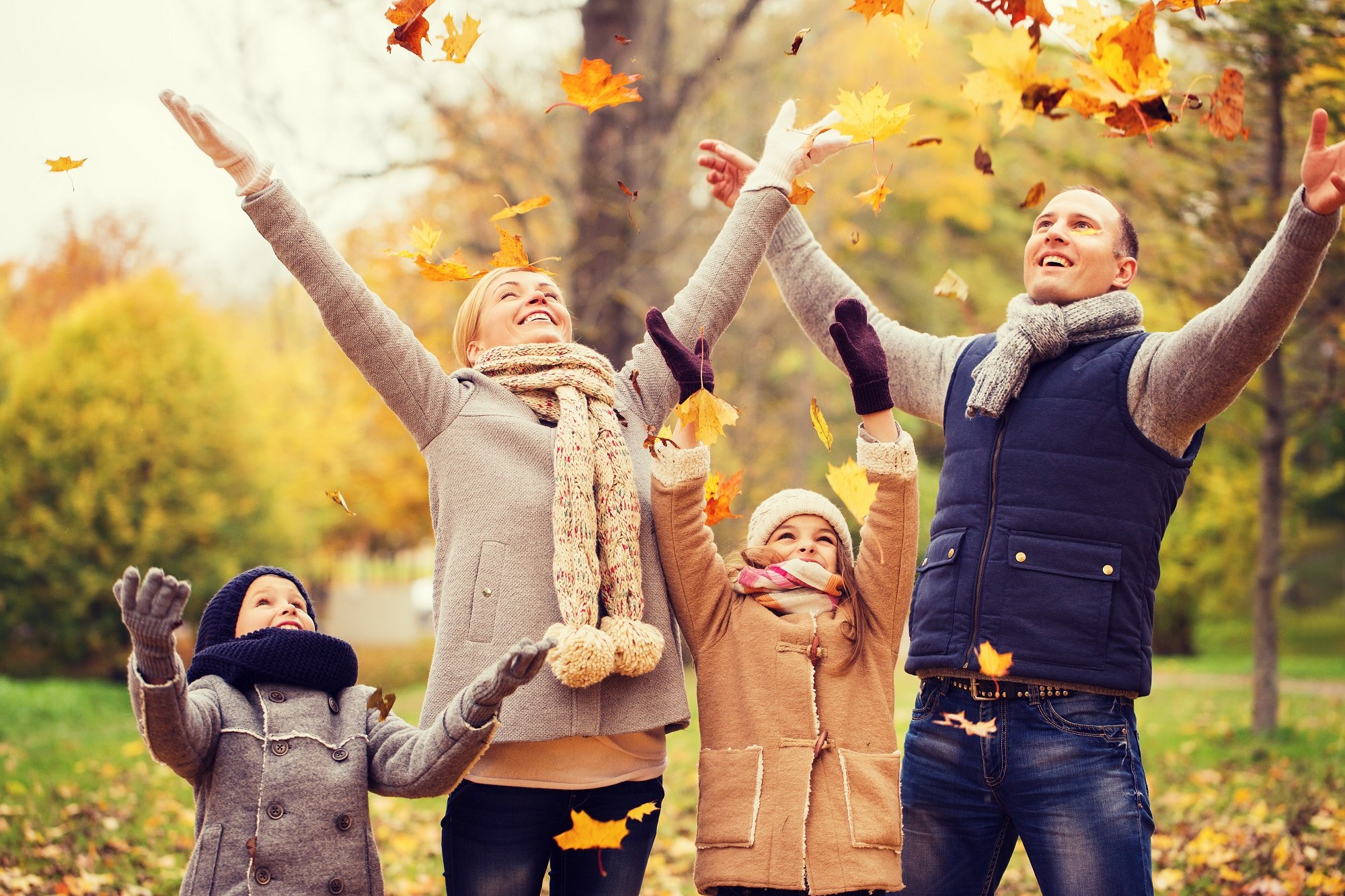 Осень другая семья. Семья осень. Семья на прогулке. Счастливая семья осенью. Осень для детей.