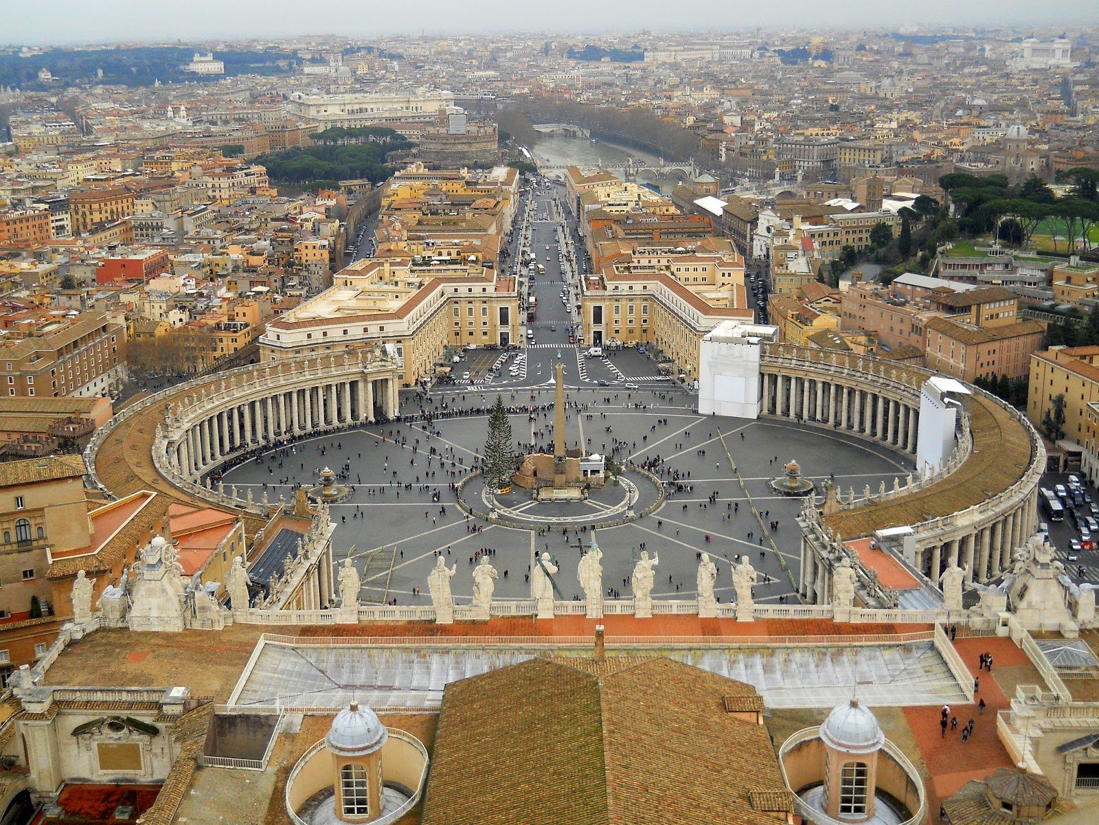 Погода в риме италия. Ватикан Рим зима скважина арт. Погода в Риме. Фон небо Рима. Погода в Риме на неделю.