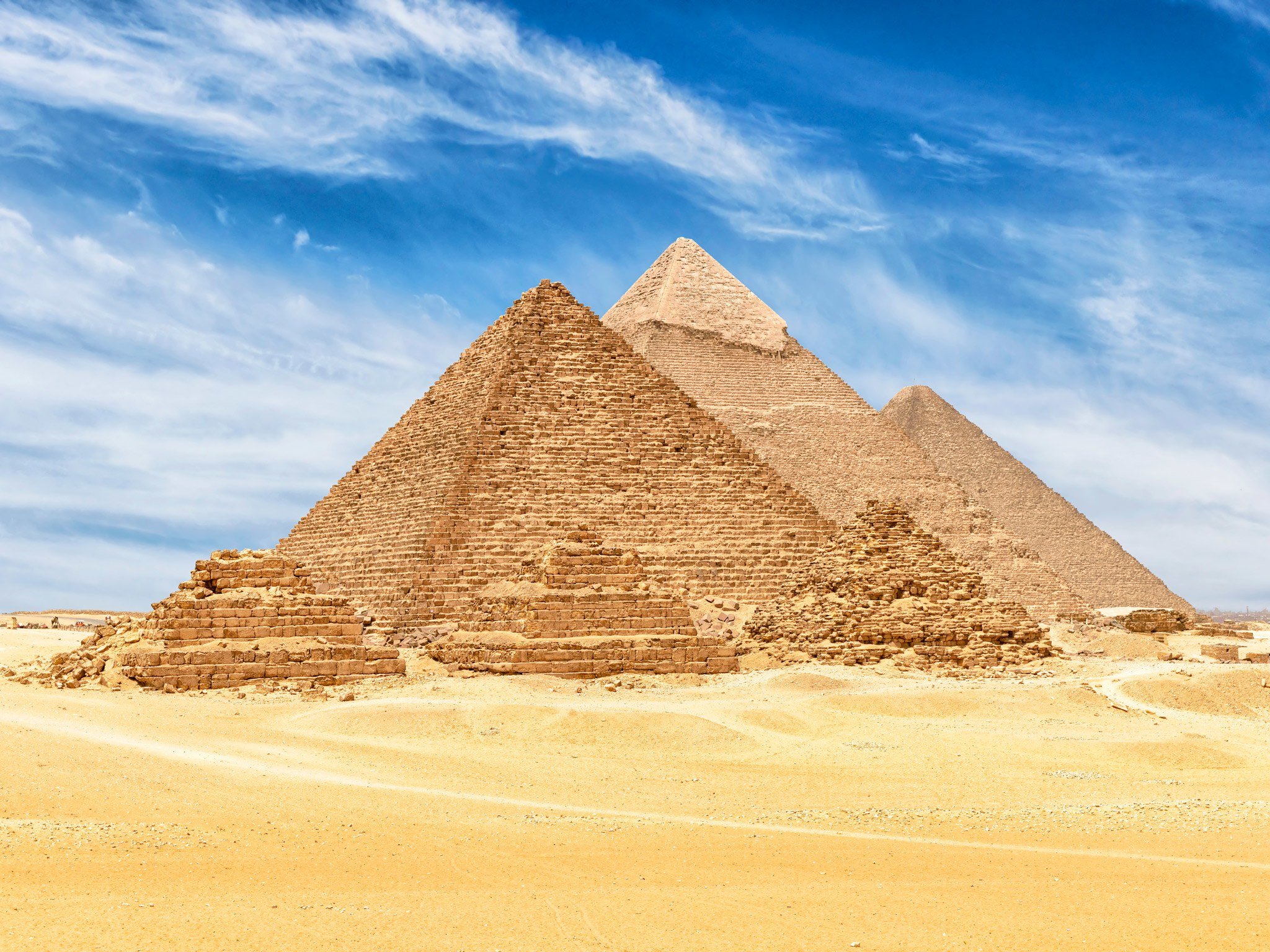 Куча пирамид. Пирамида Хеопса древний Египет. Пирамида Гиза Египет. Пирамида Хеопса семь чудес света. Пирамиды Гизы семь чудес света.