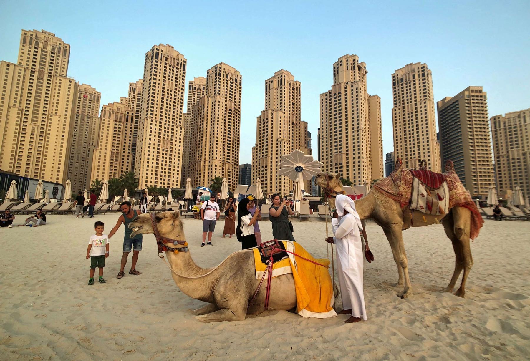 Есть ли в арабских эмиратах. Дубай United arab Emirates. Население Абу Даби. Туристы в Дубае. Дубай 2002.