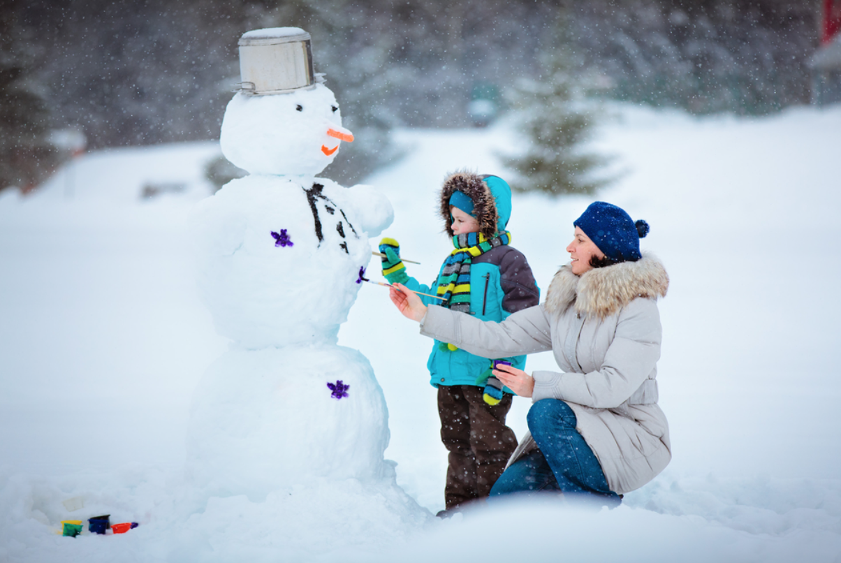 Развлечения зимой детям. Лепка Снеговик. Дети лепят снеговика. Развлечения зимой. Зимние развлечения для детей.