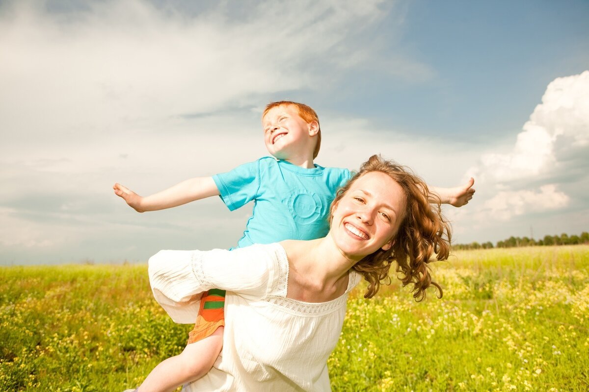 Радостью помогут выбрать. Счастливый ребенок. Родители и дети. Радостные дети и взрослые. Детям о счастье.