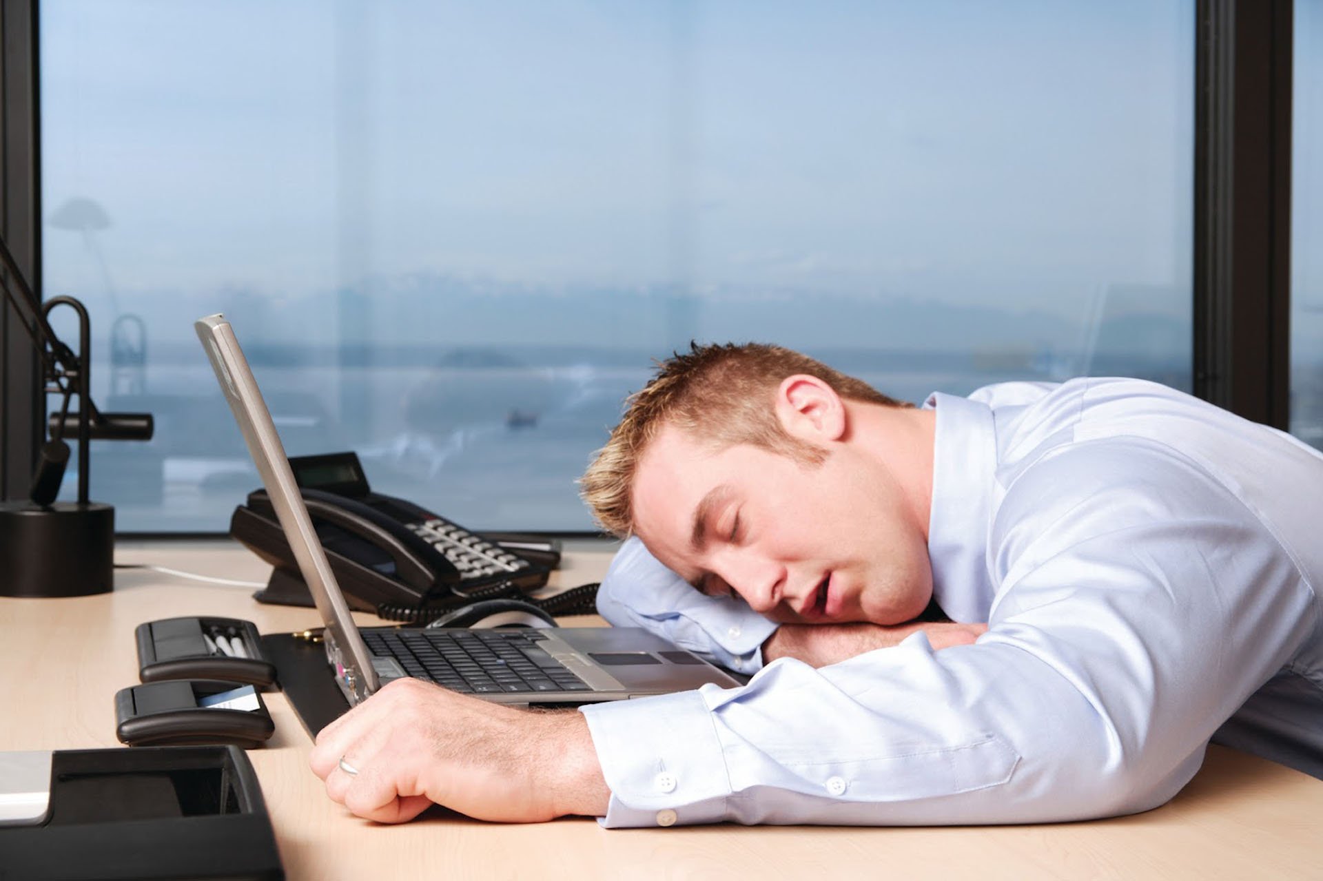Слабость и клонит в сон. Усталость. Уставший человек. Переутомление за компьютером. Отдых от работы.