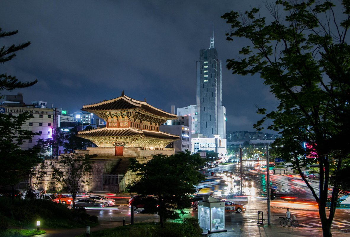 Сеул. Ворота Тондэмун. Тондэмун Сеул ворота. Южная Корея Сеул достопримечательности. Корея столица Сеул достопримечательности.