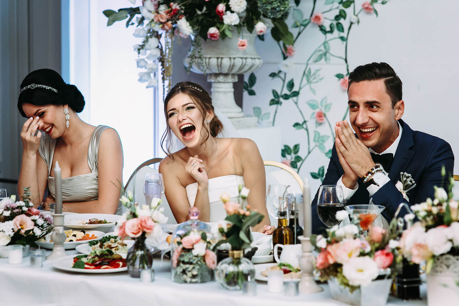 Приличные гости. Свадьба застолье. Свадьба за столом. Жених и невеста за столом. Молодожены за столом.