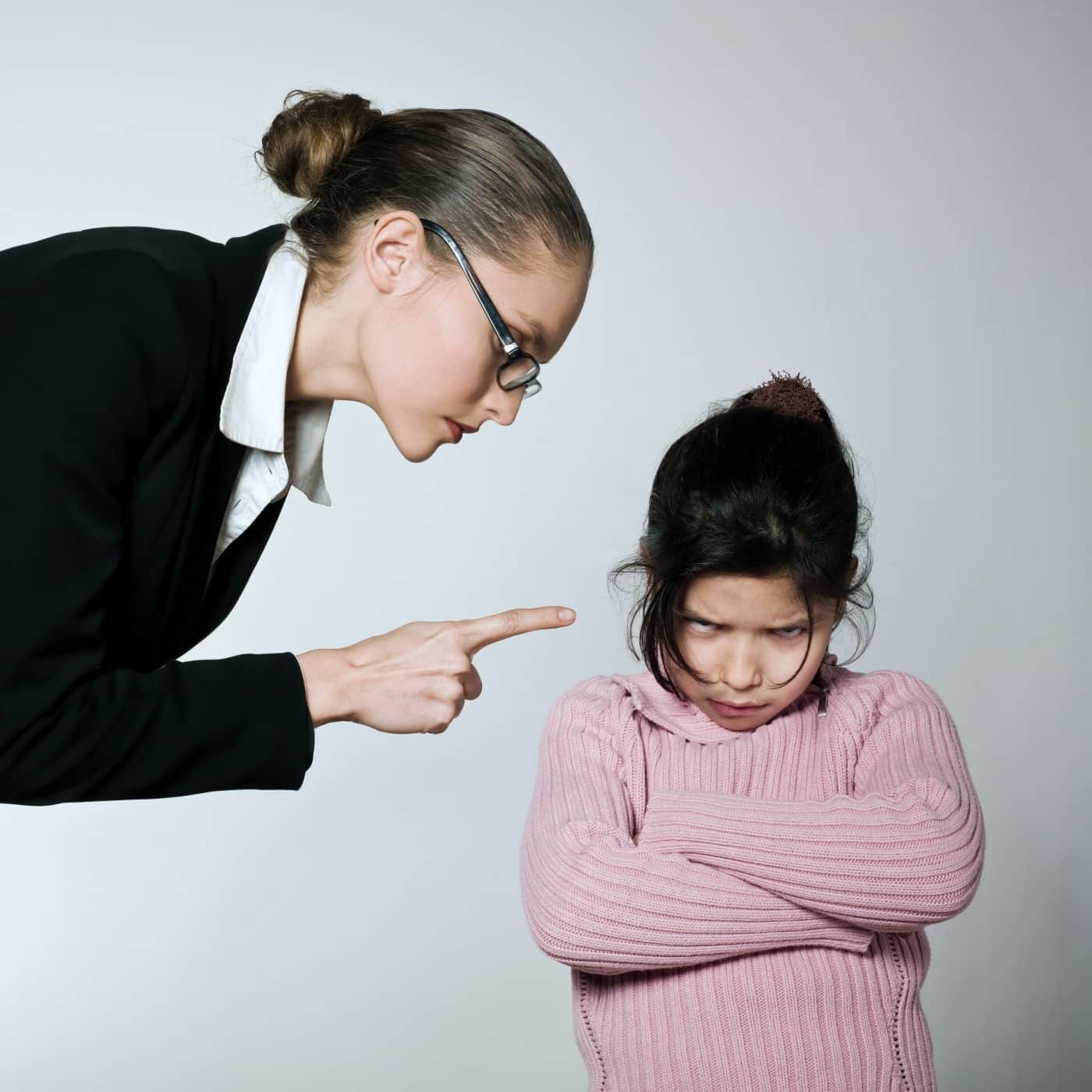 Конфликт в школе. Учитель ругает ребенка. Авторитарный стиль общения. Конфликт между учителем и учеником.