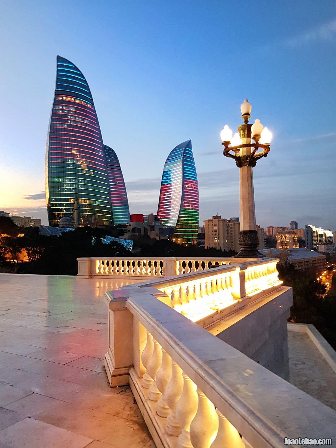 Самый красивый азербайджан. Азейбарджан Баку. Баку башни пламени. Три башни в Баку. Достромечательности Баку.