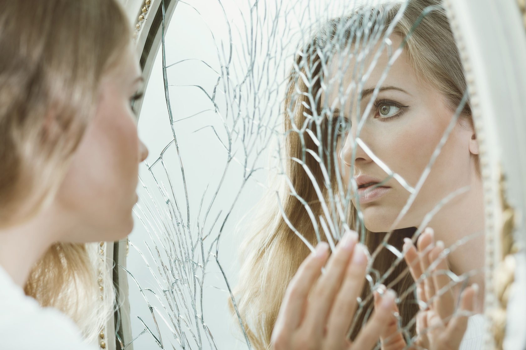 Девушка в разбитом зеркале