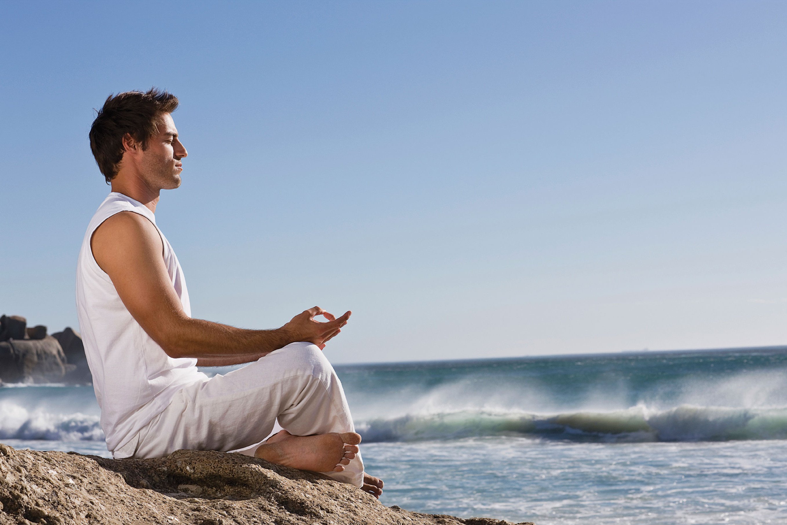 Духовный выполнить. Медитация мужчина. Здоровый мужчина. Мужчина медитирует. Спокойный мужчина.