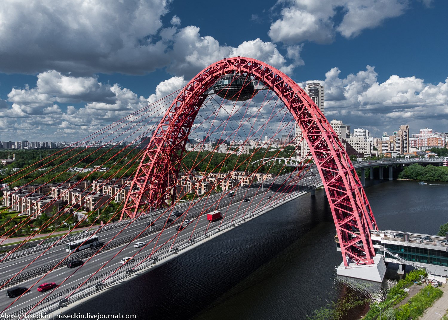 Красивый мост в Москве