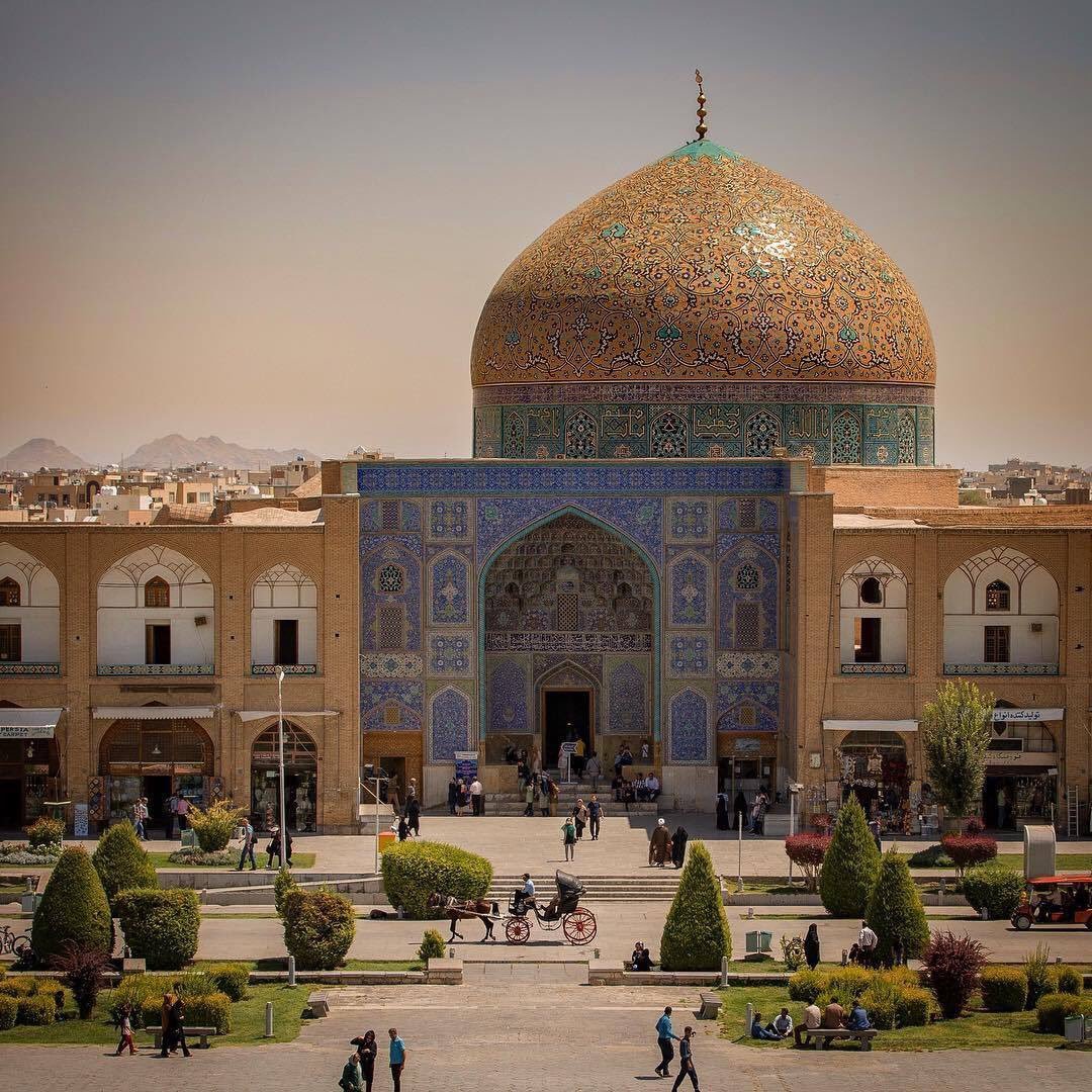 Арабский халифат город багдад. Мечеть шейха Лютфуллы, Иран. Багдад дворец. «Дворец Аббасидов» Ирак. Аббасидский дворец в Багдаде.