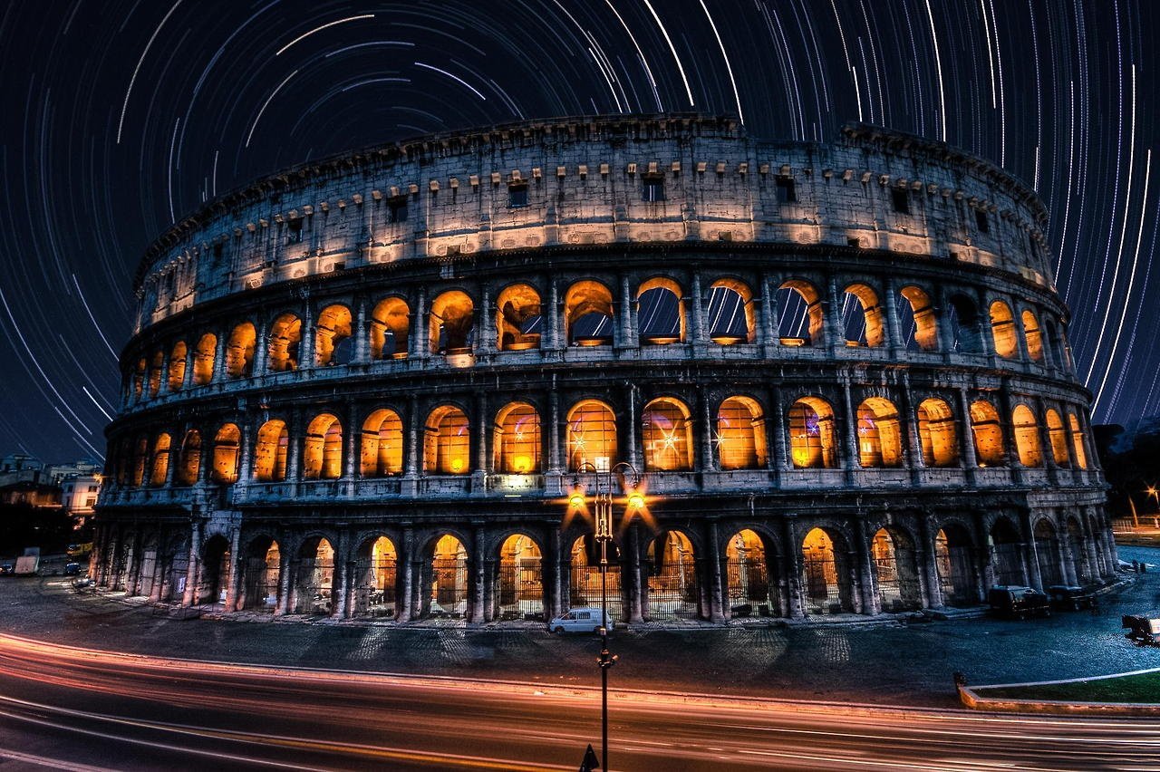 Колизей вк. Римский Колизей Италия. Римский амфитеатр Колизей. Колизей в Риме ночью. Колизей театр в Риме.