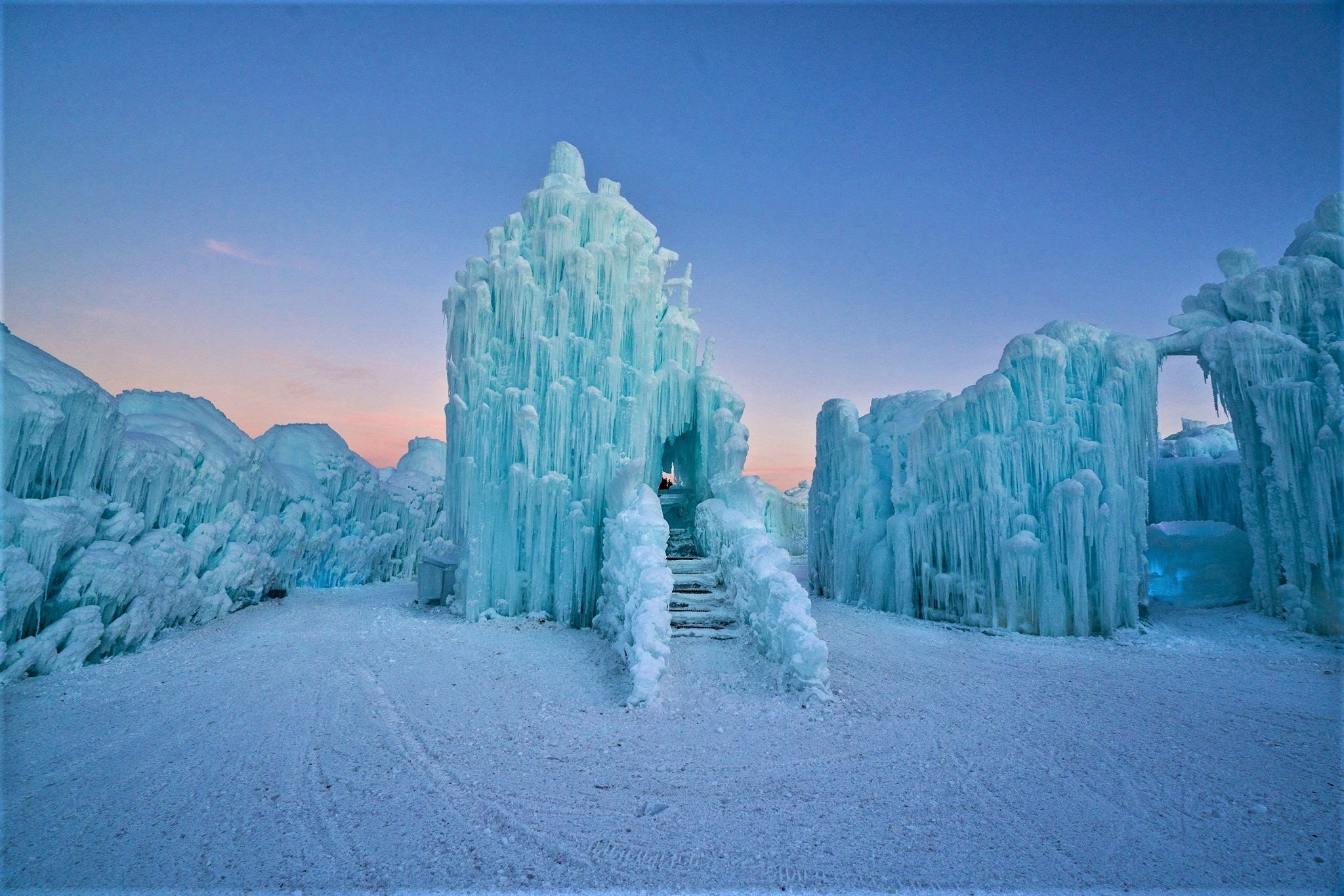Айс город. Ледяной изо льда замок. Штат Юта зима. Ледяной замок Весос. Снежный замок.