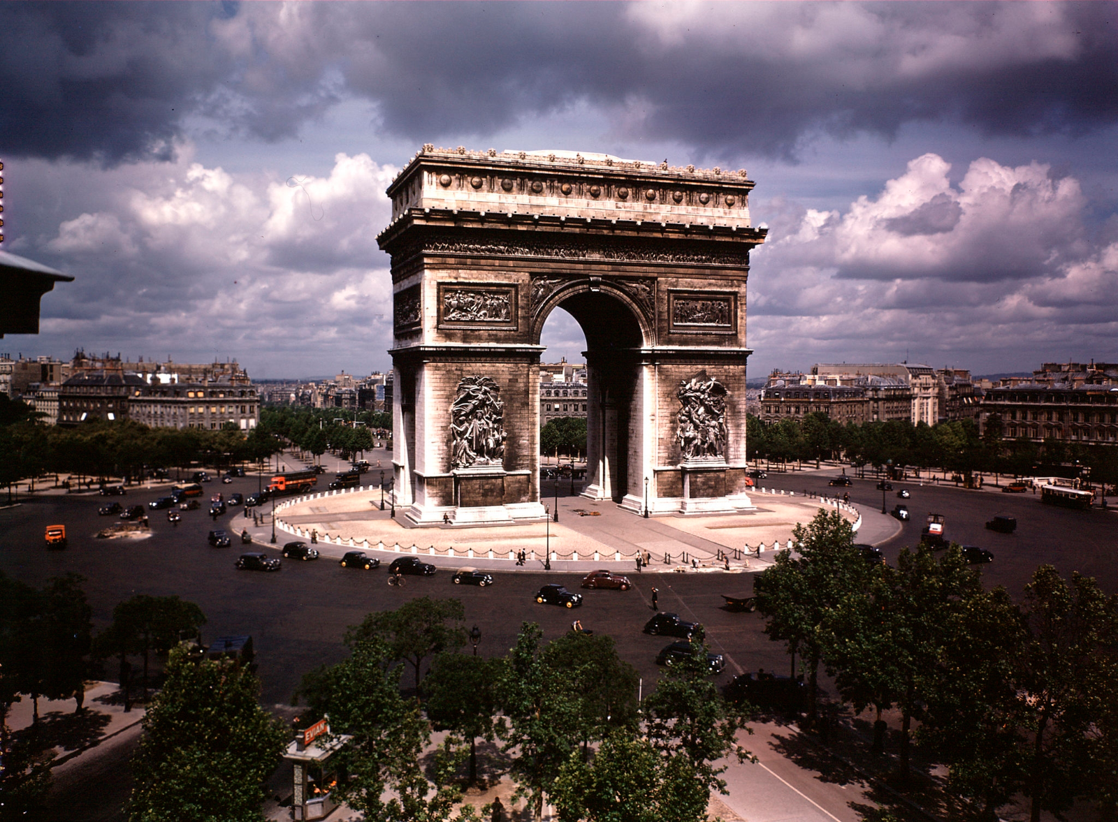 Когда была построена триумфальная арка. Триумфальная арка Париж. Триумфальная арка (Франция). Триумфальная арка в Париже 1939. Триумфальная арка Париж 1939 год.