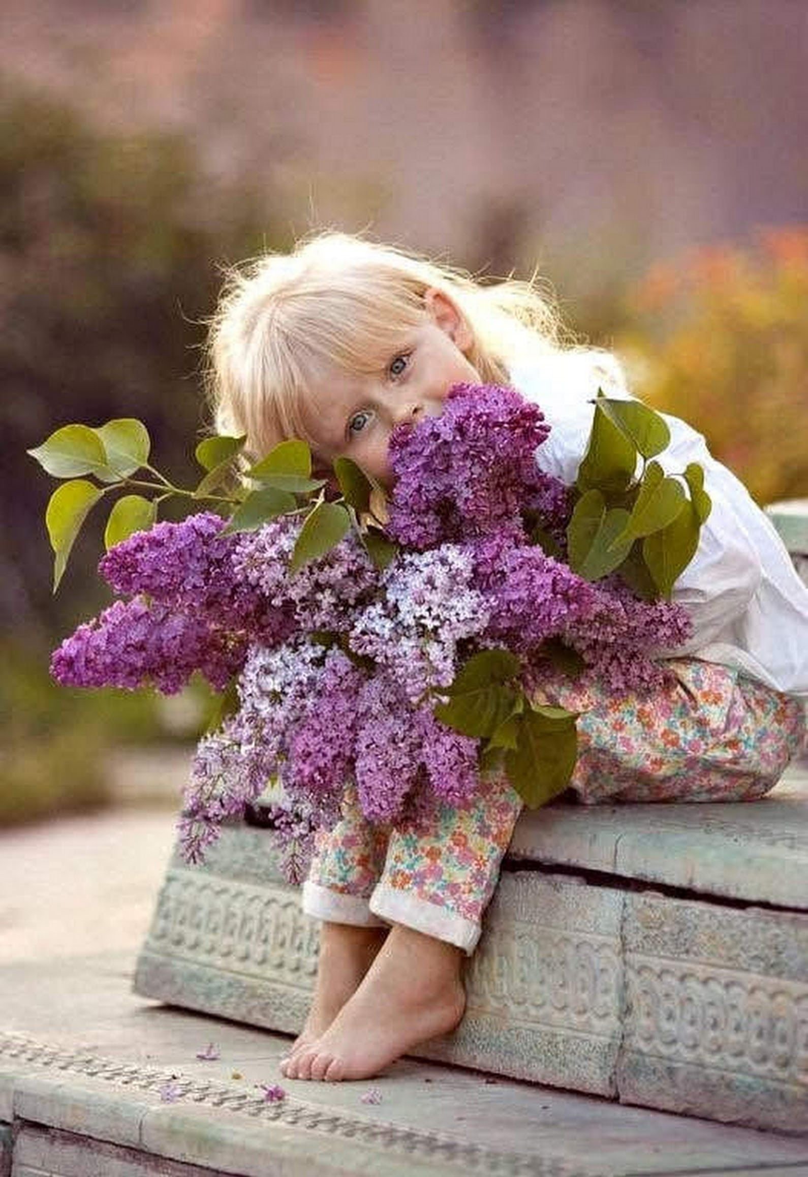 Много маленьких радостей. Девочка с цветами. Дети с цветами. Фотосессия в цветах. Маленькая девочка с цветами.