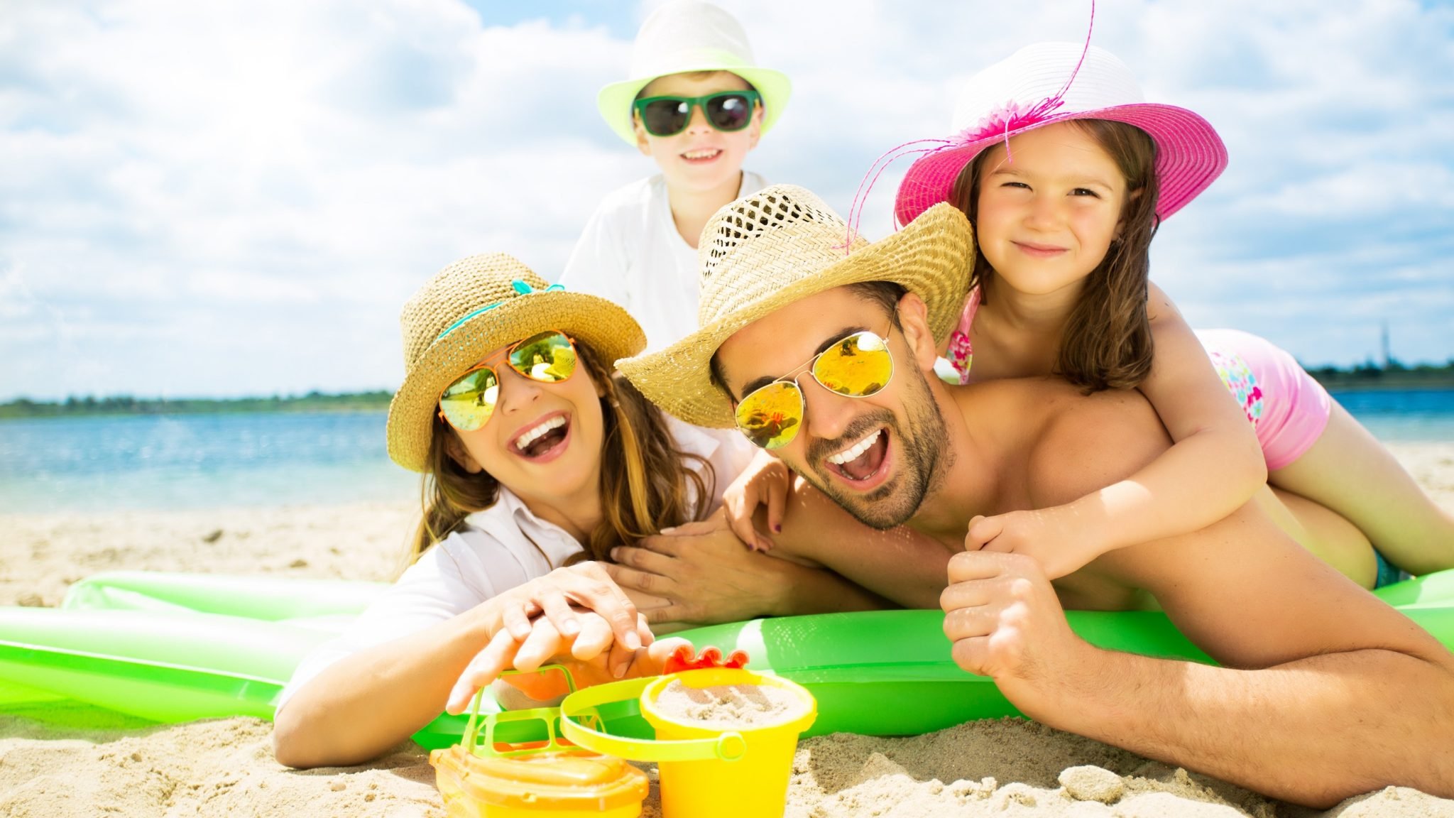Развлечения в путешествии. Лето пляж. Веселые люди на пляже. Семья на пляже. Лето отпуск море семья.