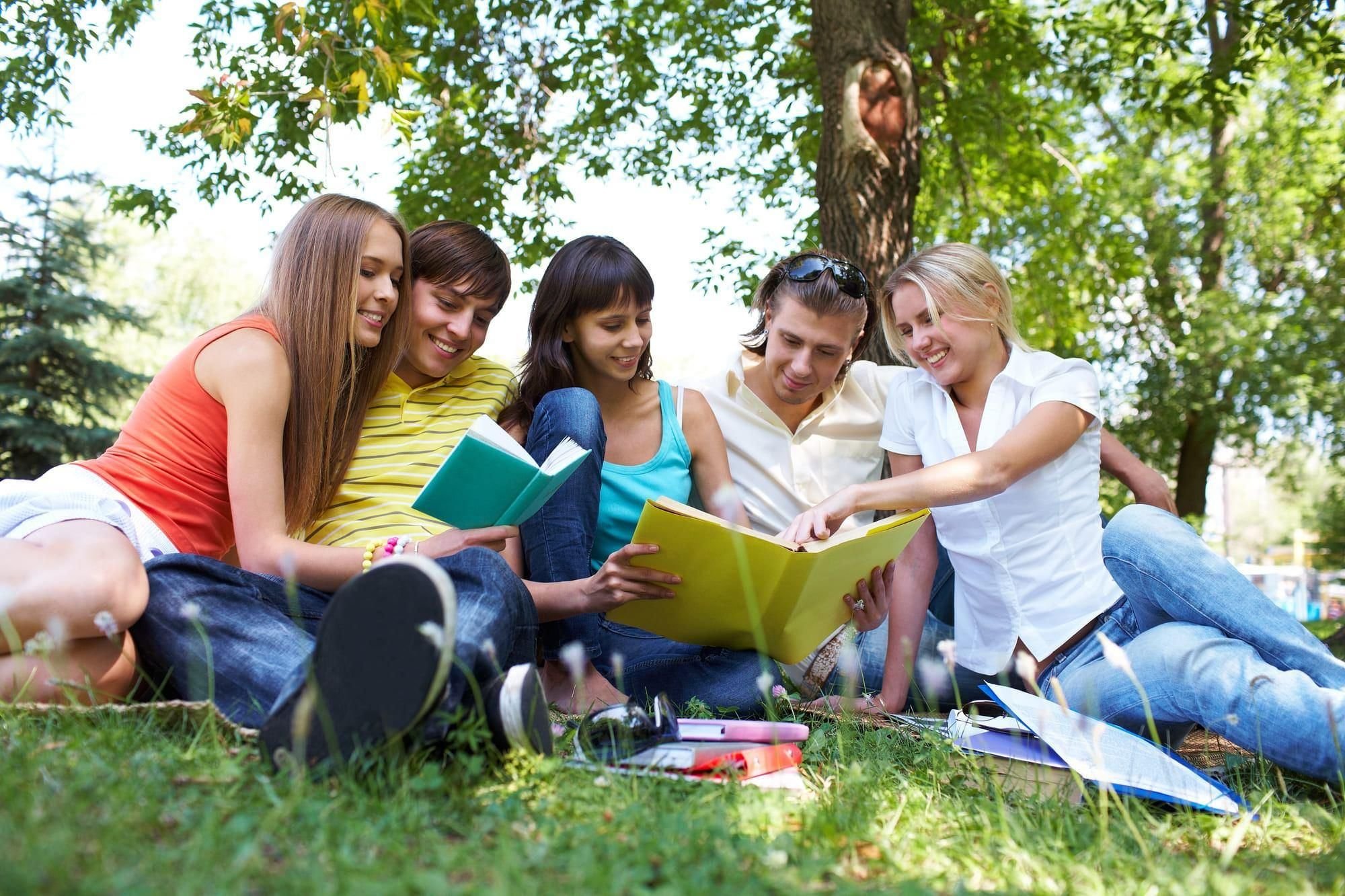 Настоящая беседа. Студенты в парке. Молодежь и природа летом. Счастливая молодежь на природе. Лето с книгой.