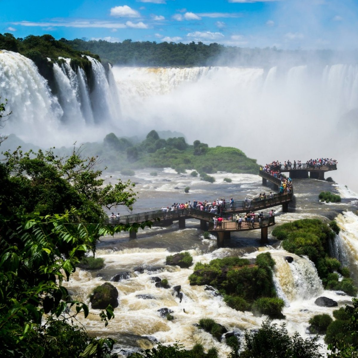 Комплекс водопадов на границе бразилии аргентины. Бразилия водопады Игуасу. Водопад Игуасу, Фос-Ду-Игуасу, Бразилия. Водопады Игуасу (Фос-Ду-Игуасу, Аргентина-Бразилия). Водопад Игуасу со стороны Бразилии.