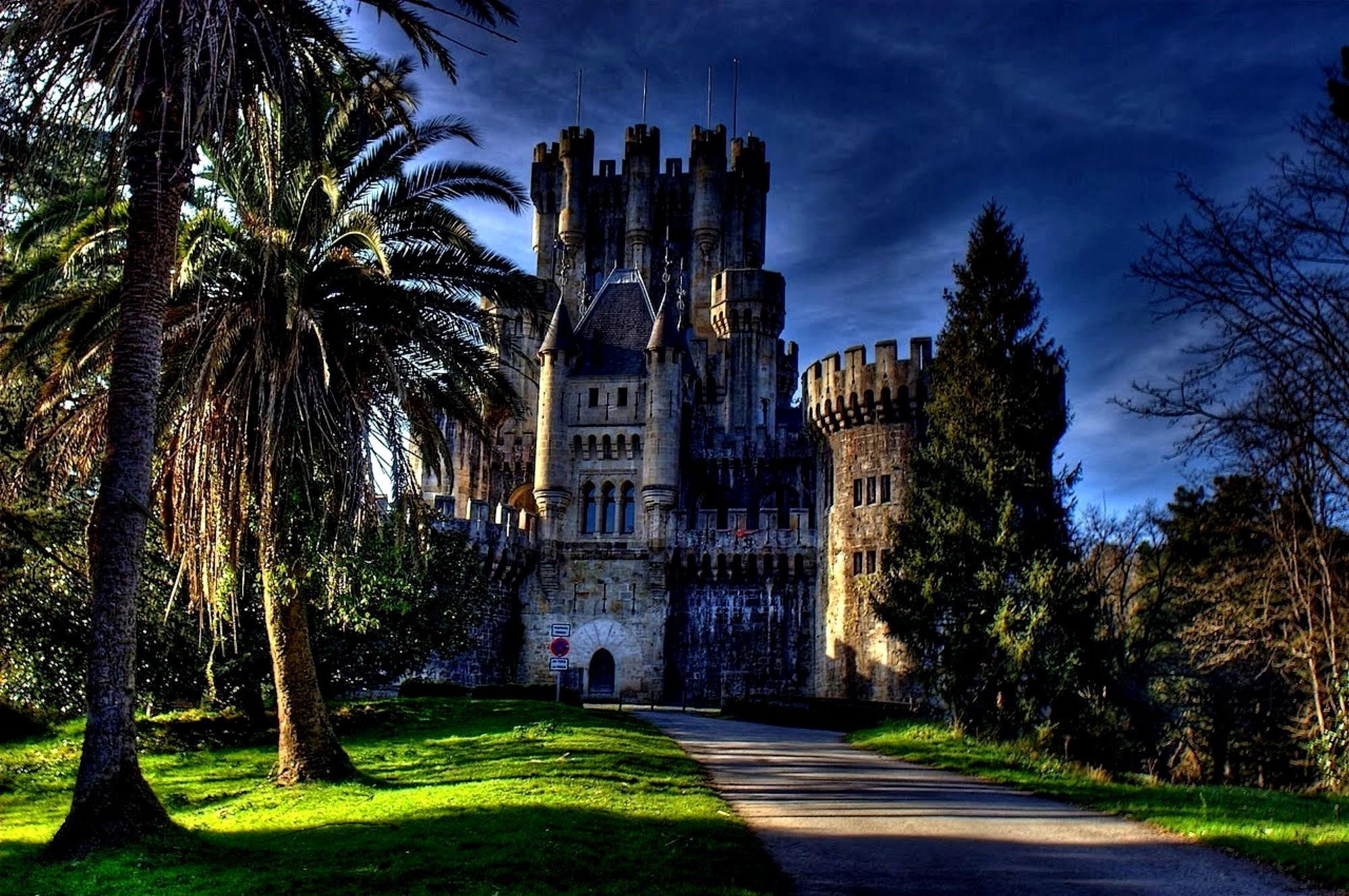 Замок. Замок Бутрон Испания. Замок Сальват Испания. Замок Бутрон Испания фото. Бильбао замок Бутрон.