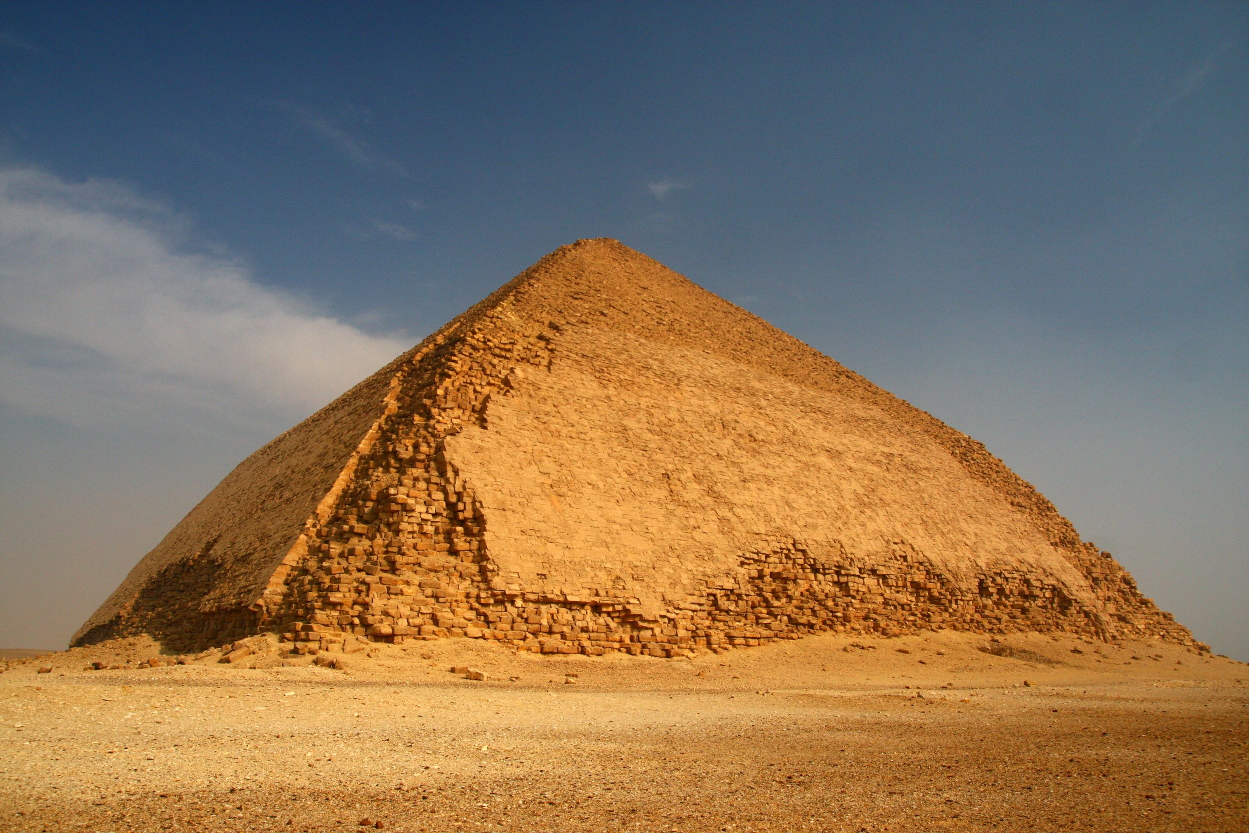 Пирамида снофру имеет 220 104 55. Пирамида Снофру в Дашуре. Саккара Египет красная пирамида. Пирамида Джосера в Египте. Розовая пирамида Снофру.