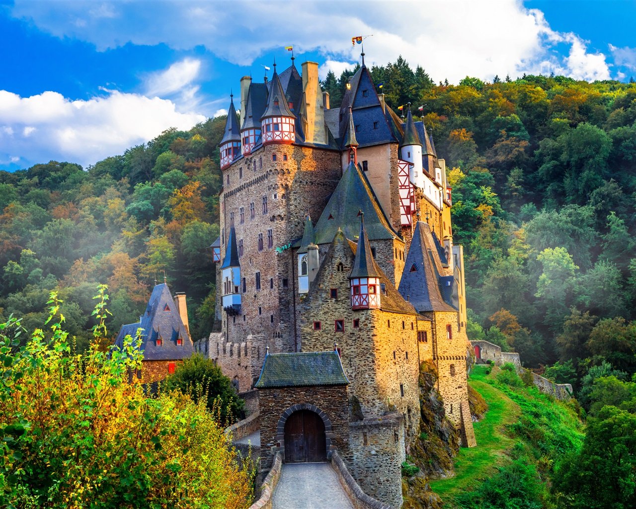 Самый хороший замок. Замок Бург Эльц Германия. Замок Эльц, Виршем, Германия. Замок Элис Кастл Германия. Замок Эльц Бавария.
