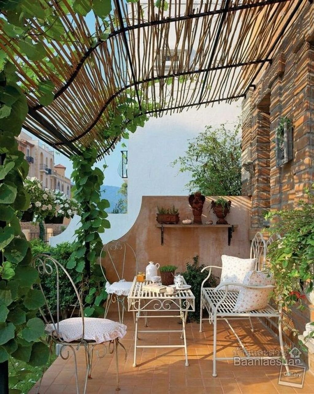 Патио внутренний дворик в Италии. Гарден патио на балконе. Итальянский дворик патио. Плющ на балконе