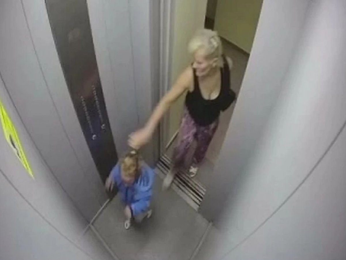 Бабушка избила в лифте ребенка