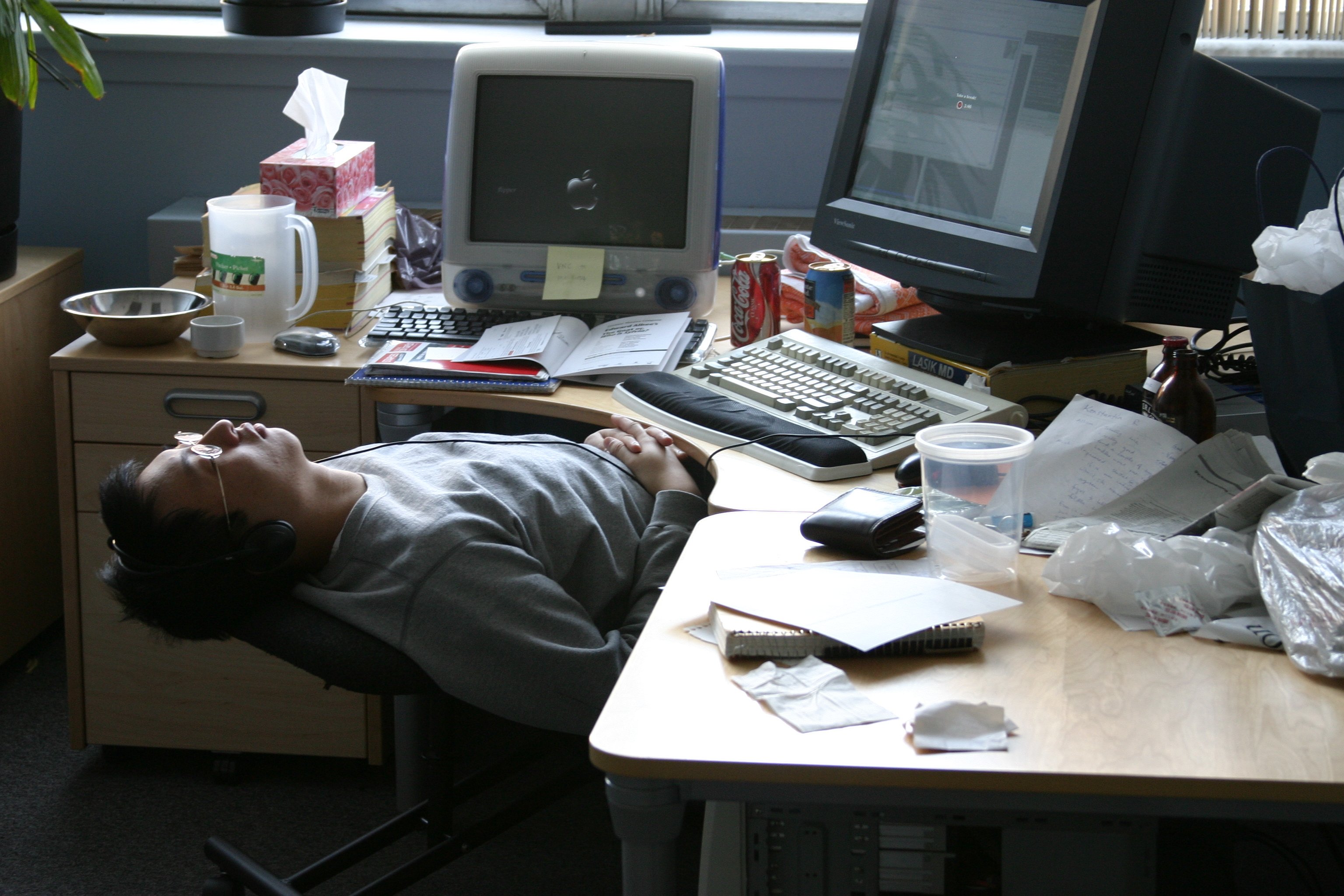Спит на работе