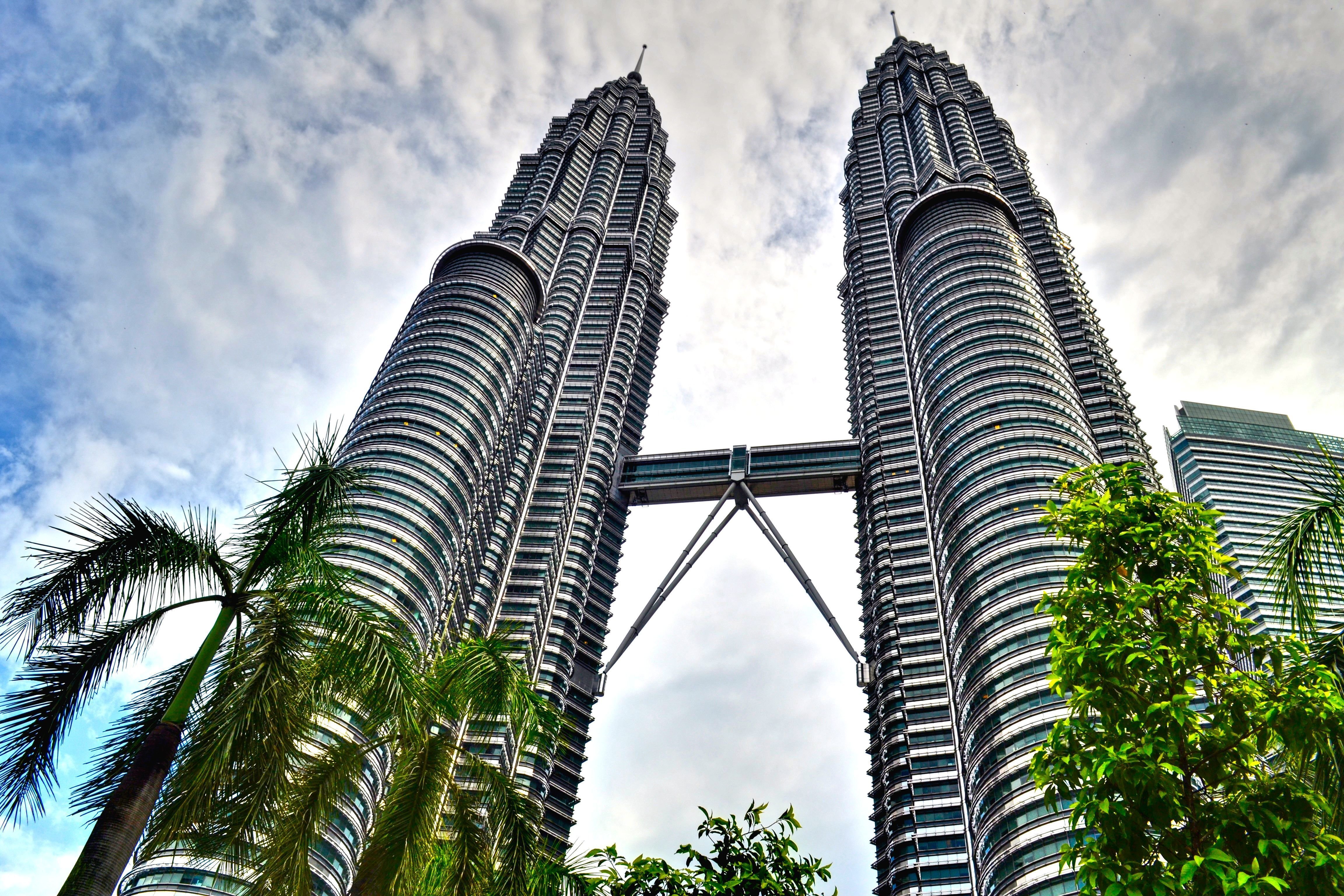 Компании малайзии. Башни Петронас Куала-Лумпур. Башни-Близнецы Петронас, Куала-Лумпур, Малайзия. Твин Тауэрс Малайзия. Petronas Twin Towers Куала-Лумпур.
