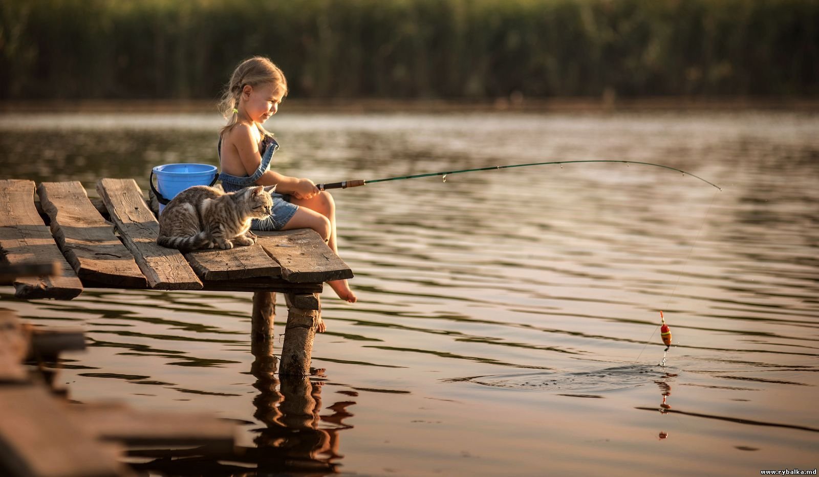На реке на озере работал. Маленький Рыбак. Дети на берегу реки. Девочка у реки. Рыбак на речке.