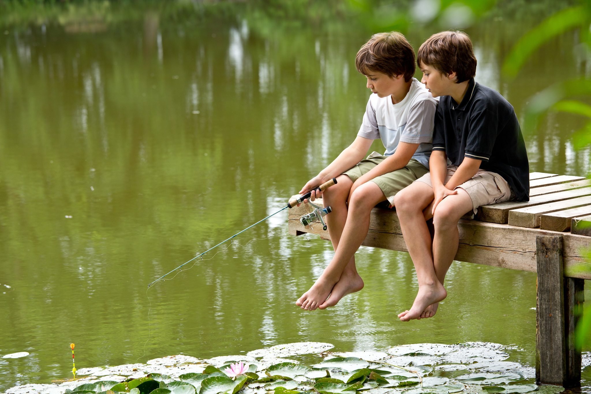 Девочка на побегушках. Мальчики на речке. Мальчишки на пруду. Мальчишки на озере. Мальчики на озере.
