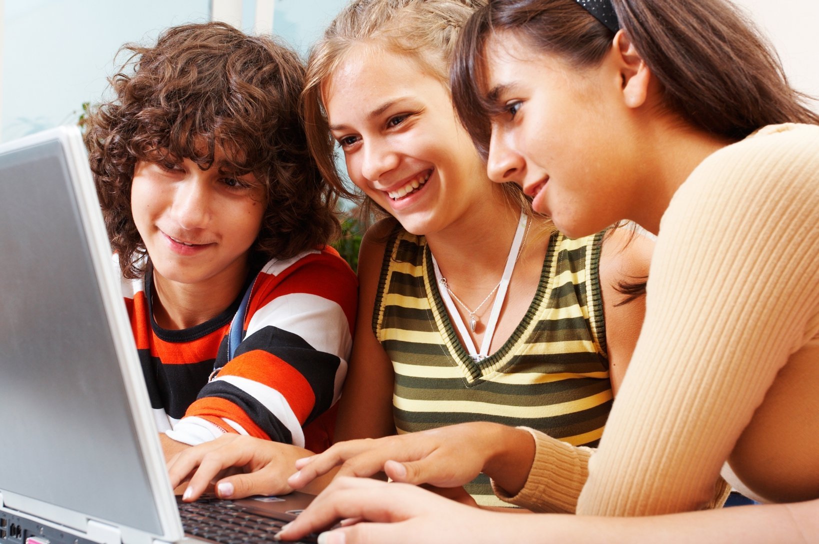 Подросток за компом. Подросток и компьютер. Подросток за компьютеро. Школьники подростки.