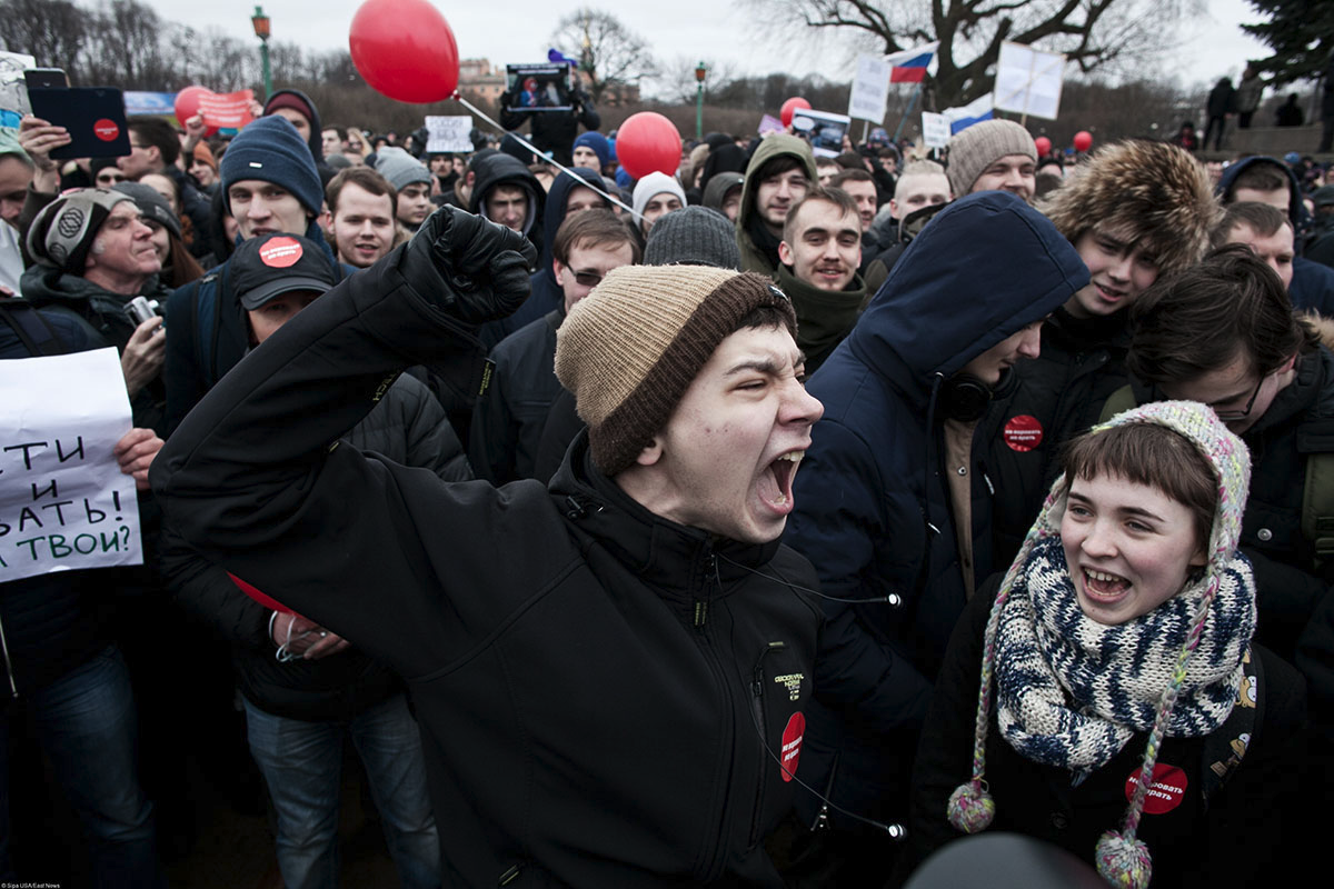 Дети на митинге. Подростки на митинге Навального. Школьники на митинге Навального. Кричит на митинге. Организации против власти