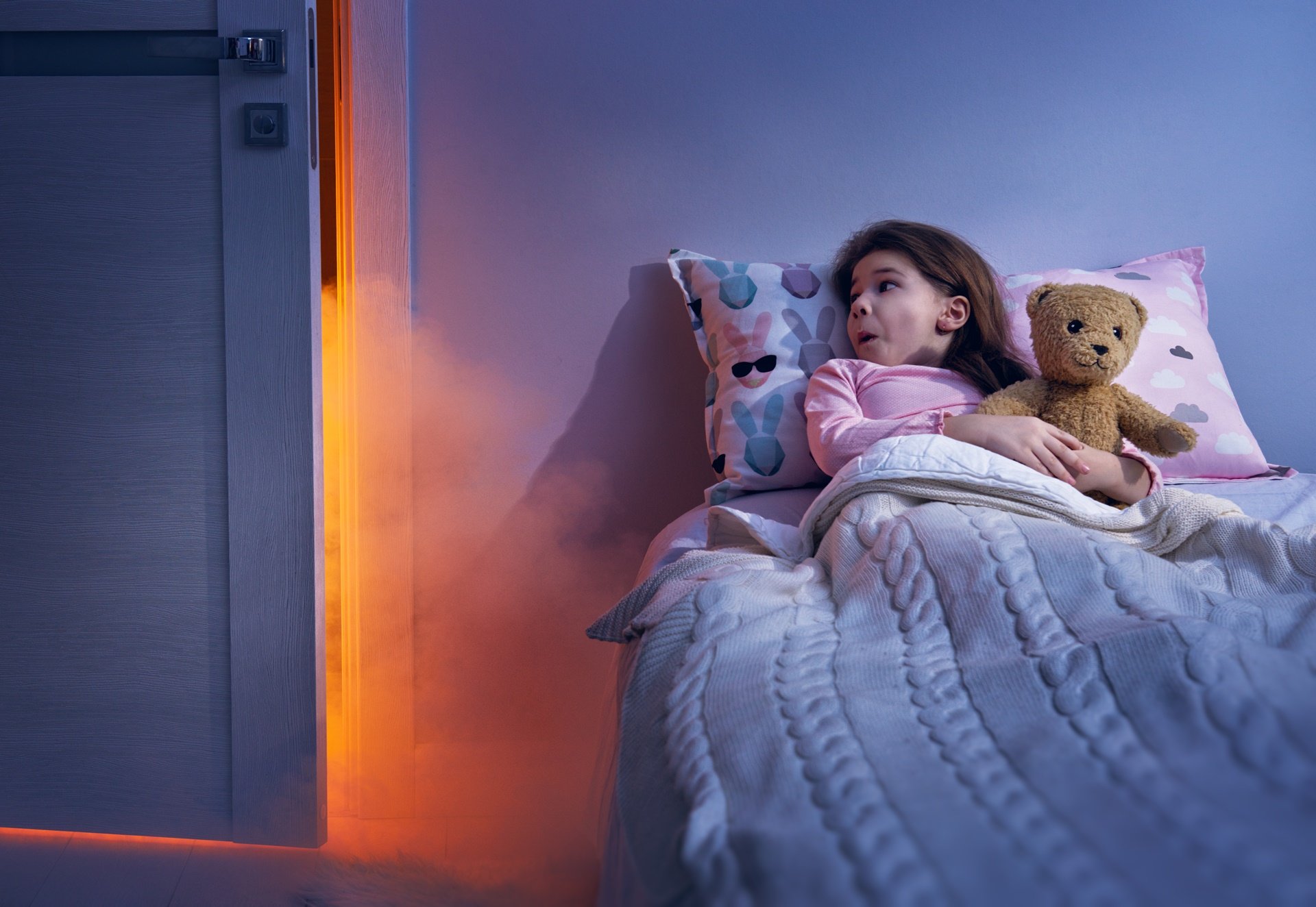 Боюсь спать один в комнате. Фото ребенок снится кошмар. Мальчик боится Темноты. Снятся кошмары Shutterstock.