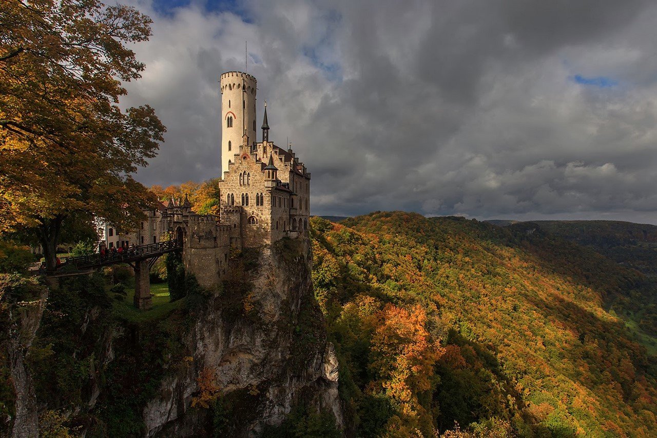 Замок лихтенштейн. Лихтенштайн (замок в Австрии). Замок на скале Лихтенштайн в Германии. Замок Вадуц Лихтенштейн.
