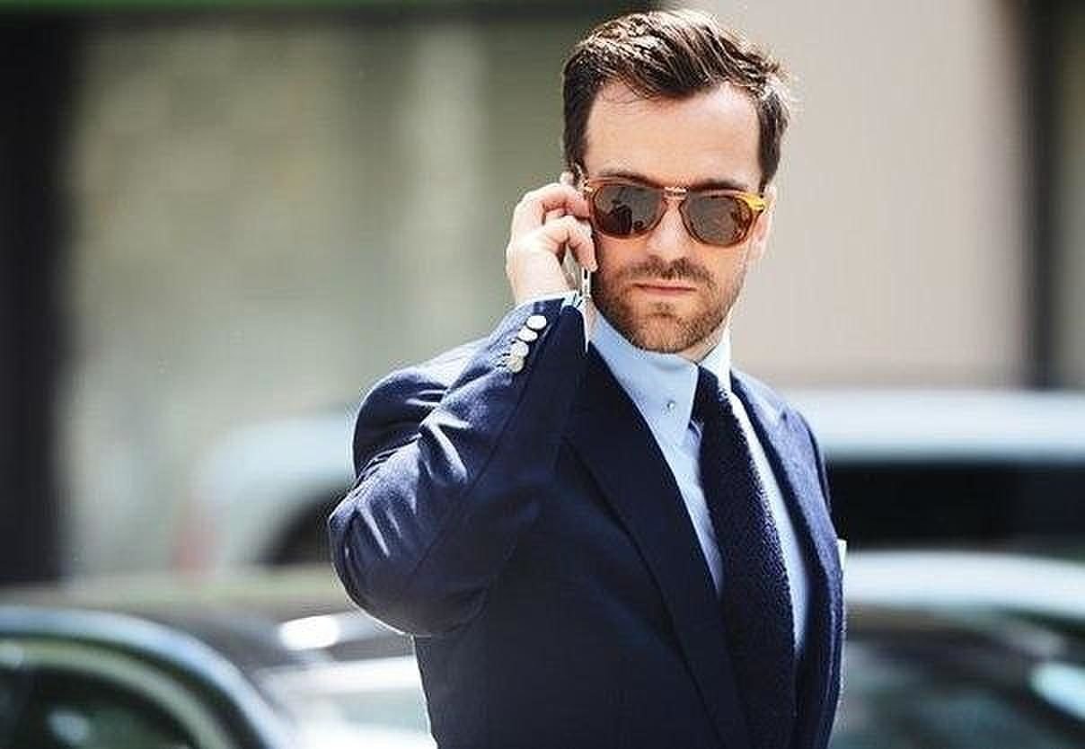 Телефон богатого мужчину. Успешный мужчина. Деловой мужчина. Бизнесмен в очках. Состоятельный человек.