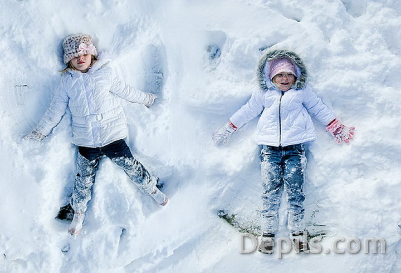 Малыши снежки. Зима для детей. Дети зимой. Зимние развлечения для детей. Дети в снегу.