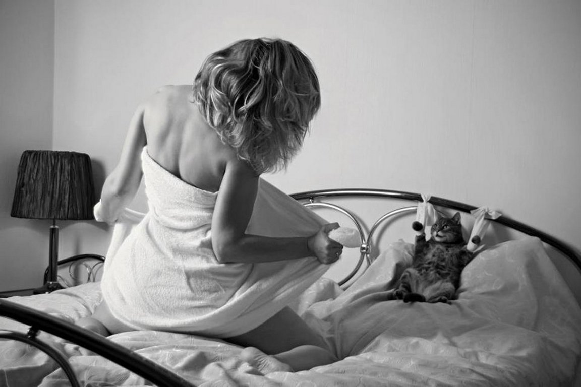 Девушка с котом на кровати