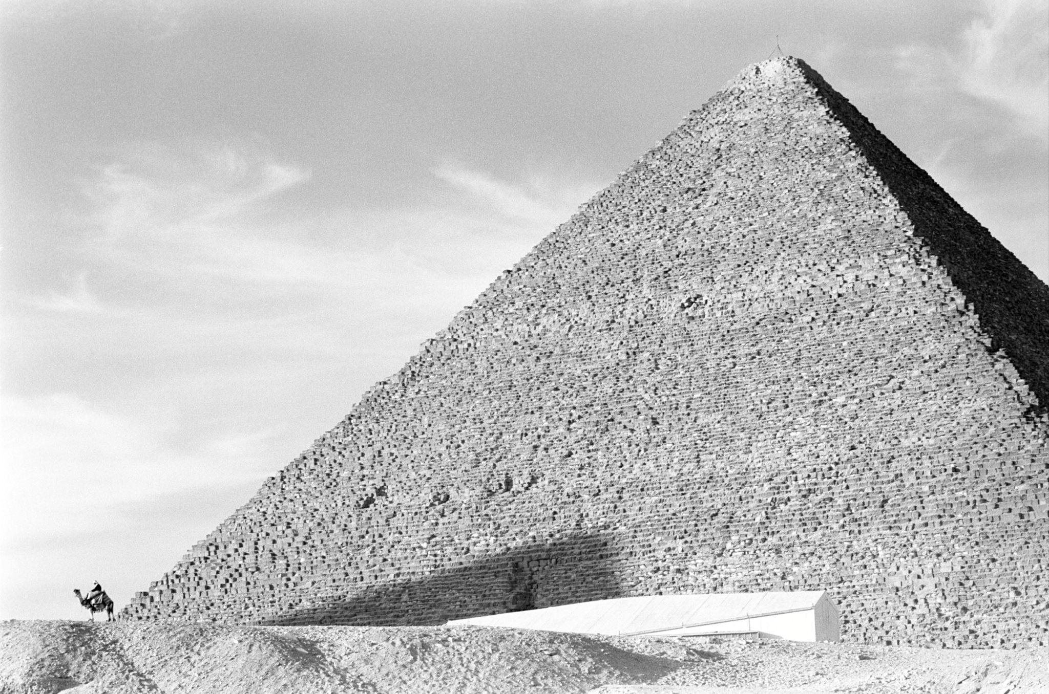 Как строили пирамиду хеопса. Пирамида Хеопса. Пирамиды Хеопса строились. Строительство пирамиды Хеопса. Вершина пирамиды Хеопса.