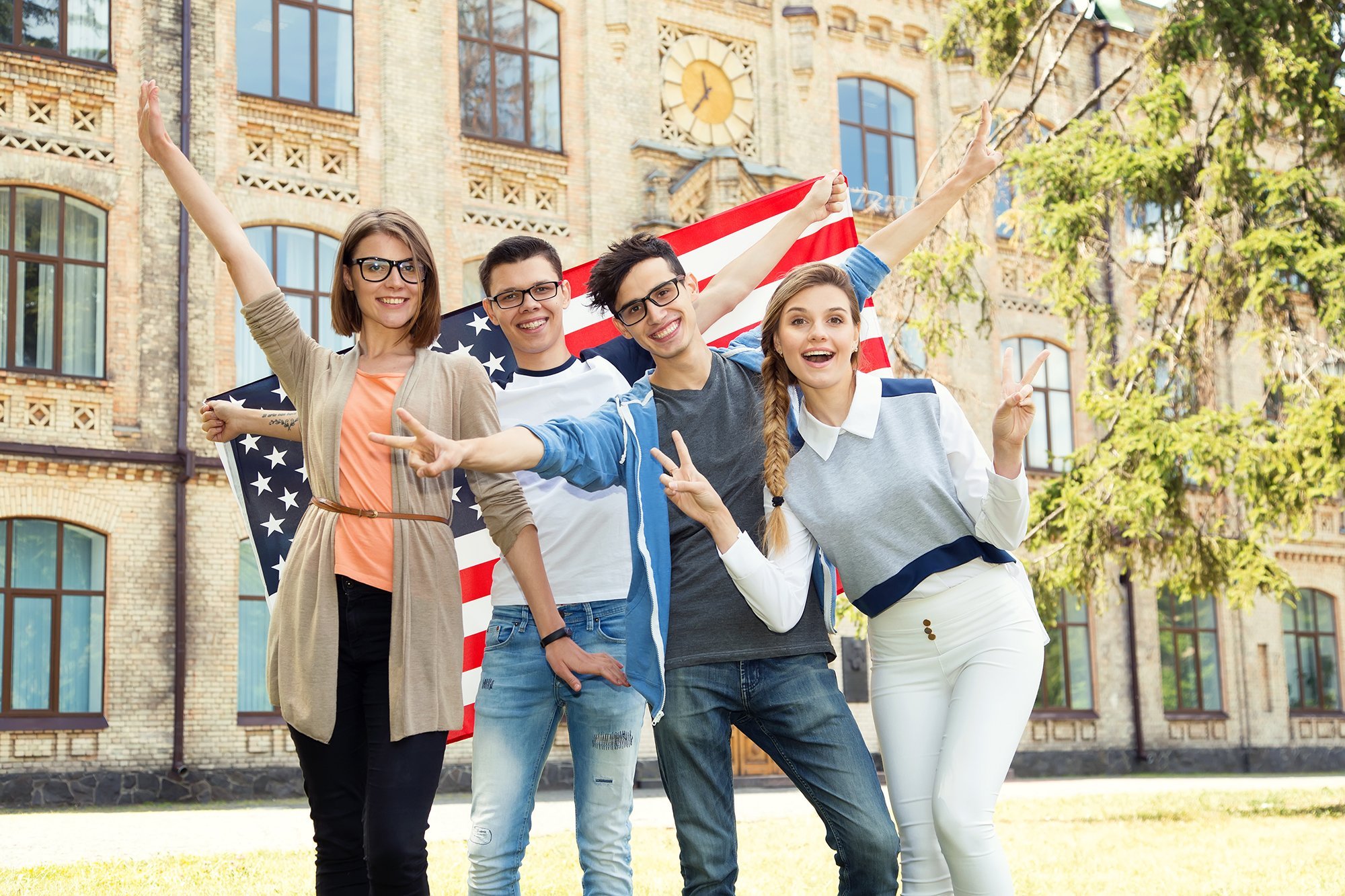 Иностранные курсы английского языка. Студенты Америки. Учеба за границей. Молодежь Англии. Англичане студенты.