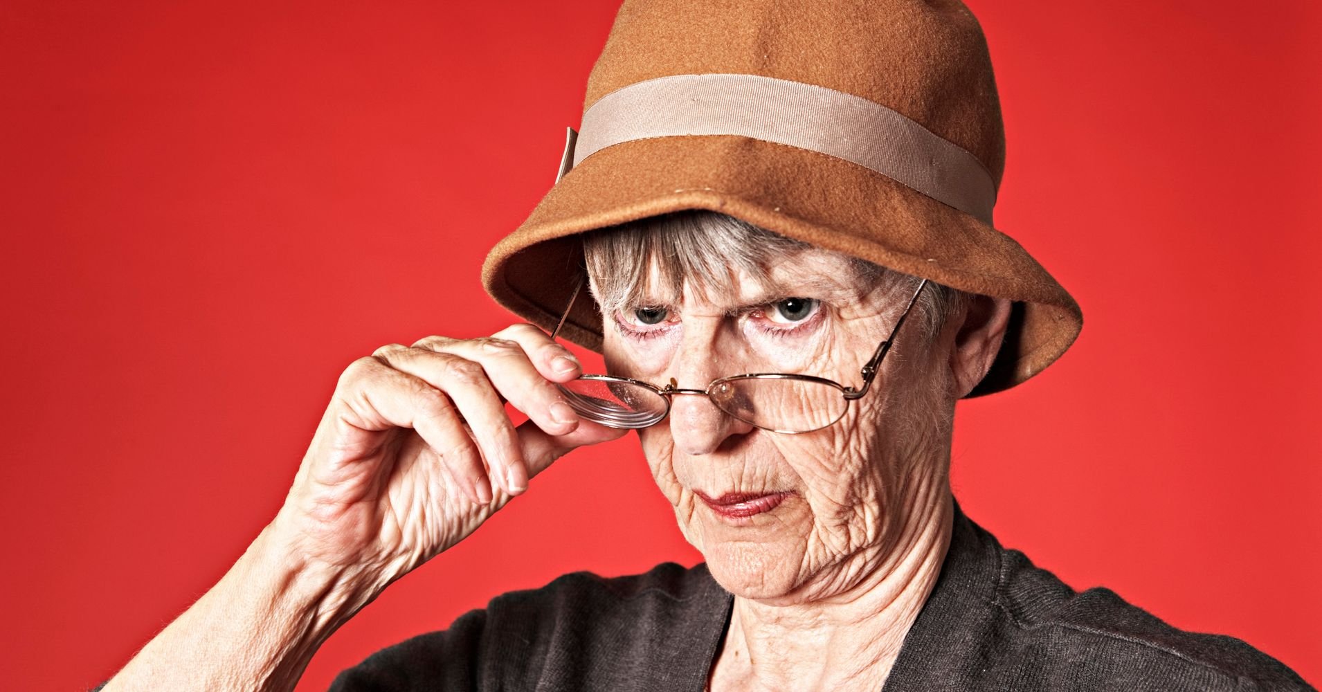 Пожилая тетенька. Старушка в шляпке. Злая бабушка. Злая пожилая женщина.