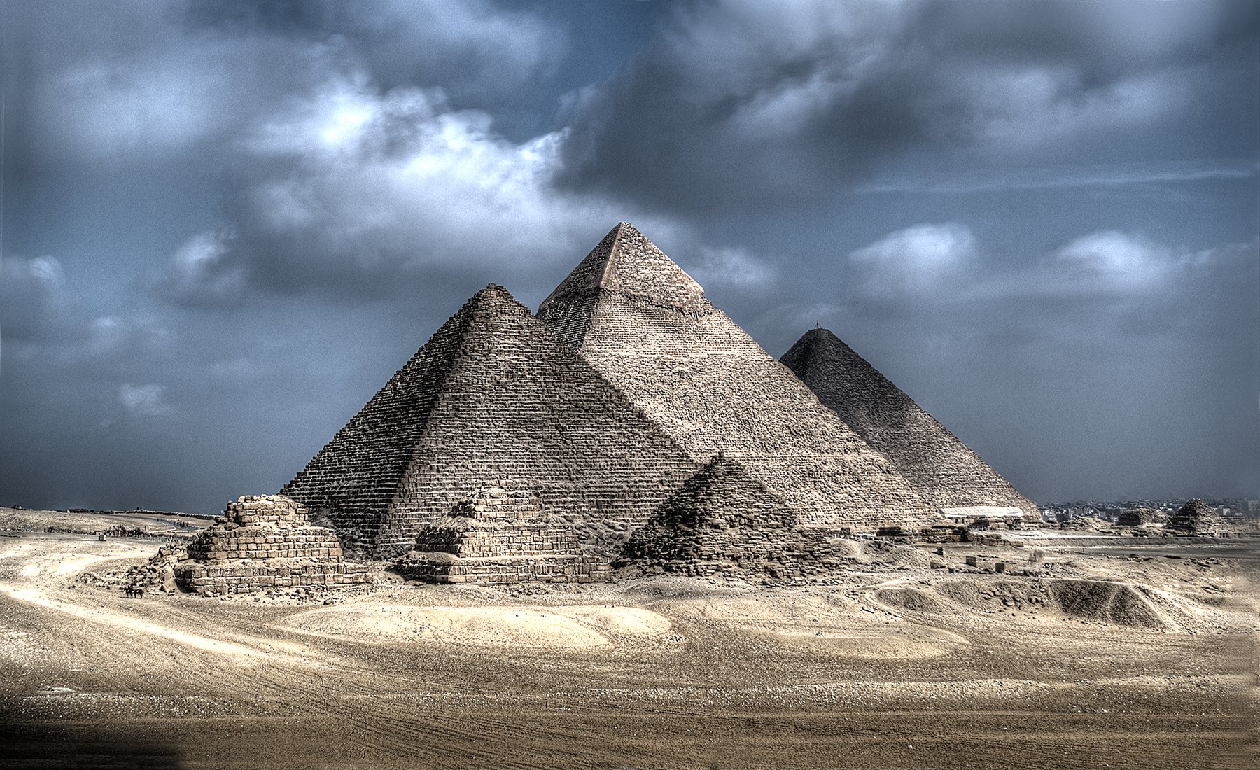 Куча пирамид. Пирамида Хеопса Каир. Великие пирамиды Гизы. Долина Гизы Египет. Пирамиды Гизы древний Египет.