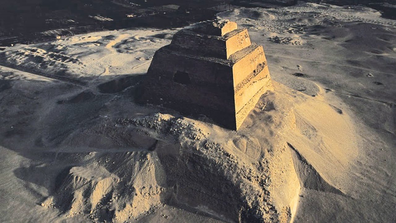 Пирамида в Медуме. Пирамида Снофру. Снофру фараон. Пирамиды в Египте.