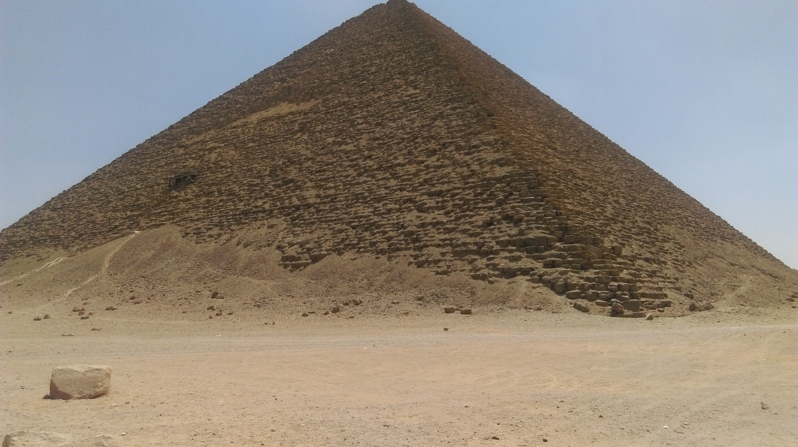 Пирамида снофру имеет 220 104 55. Пирамида Снофру. Розовая пирамида Снофру. Ломаная пирамида в Дахшуре. Пирамида Снофру в Египте.